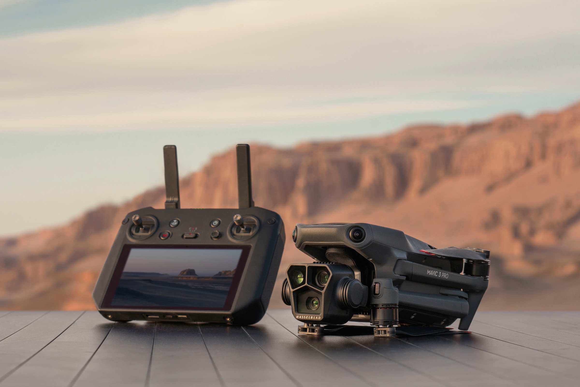 DJI Drohne »DJI Mavic 3 Pro Cine Premium«, (DJI RC Pro Fernsteuerung, 1TB SSD, 3 Akkus und Ladestation)