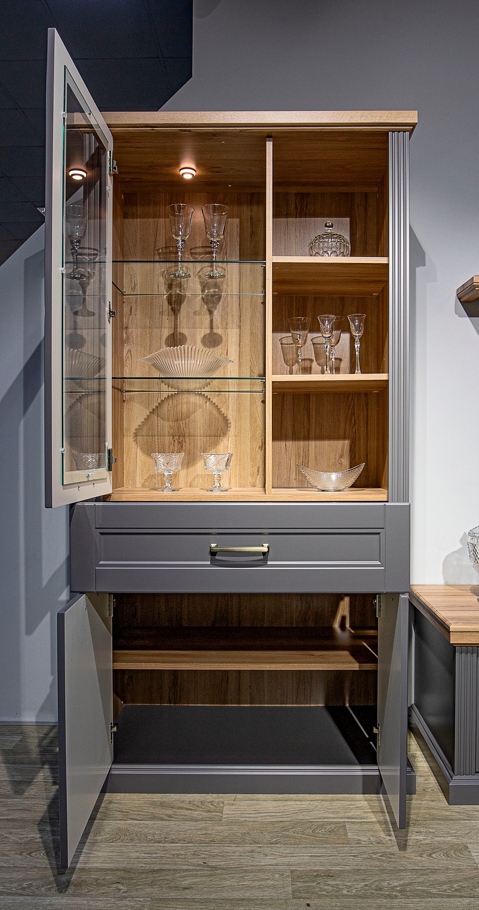 Home affaire Vitrine »Tara«, lackiert mit wasserbasiertem UV-Lack, Soft-Close-Funktion