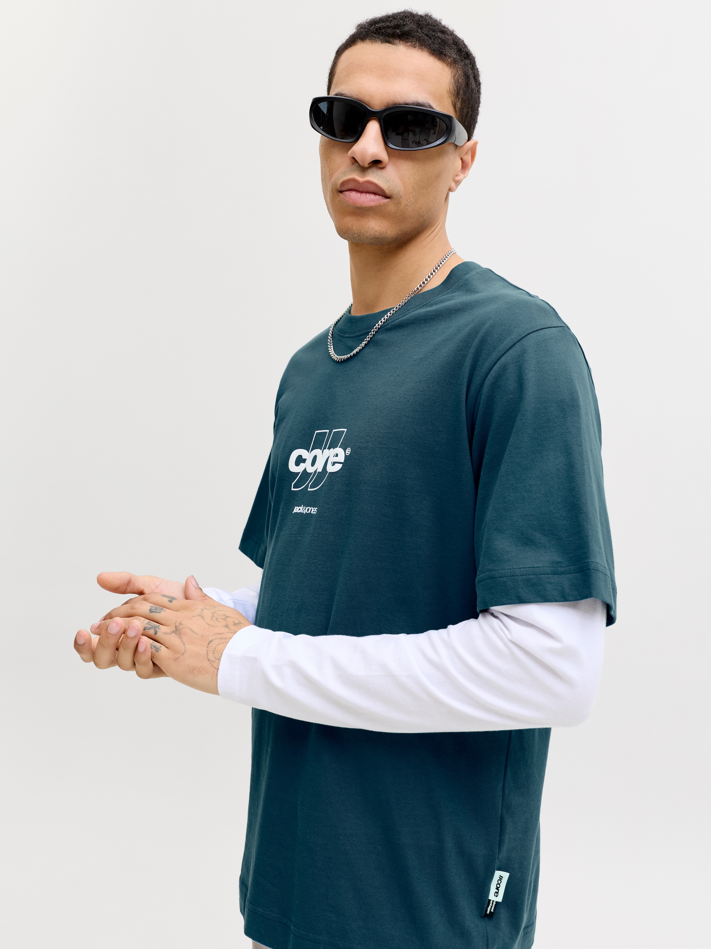 Jack & Jones T-Shirt »JCOCLUB FRONT PRINT TEE SS CREW SN« mit Print