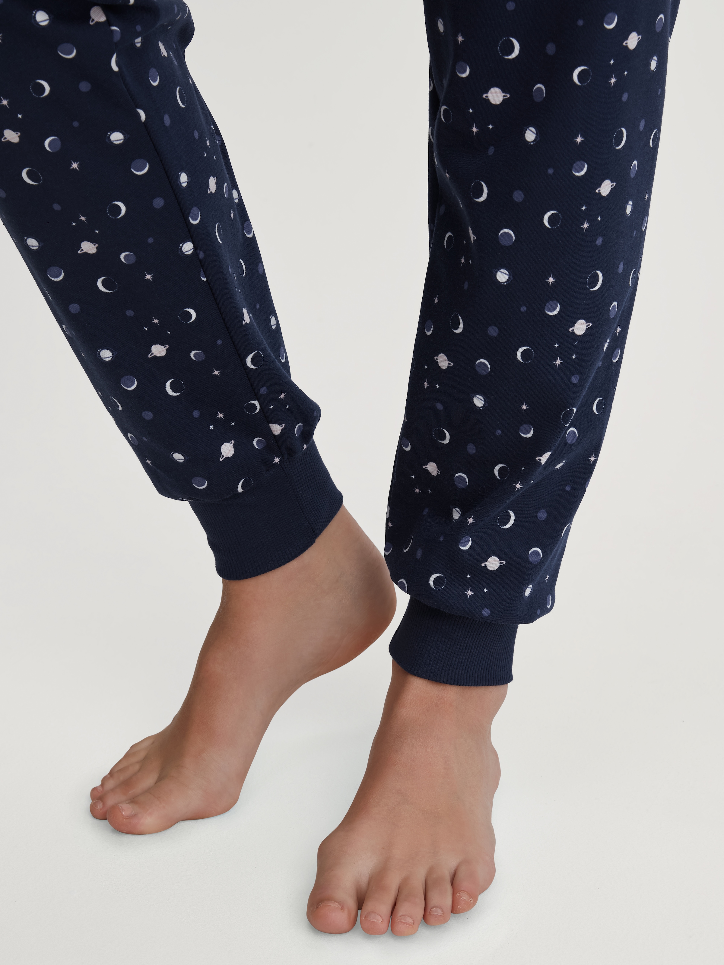 CALIDA Schlafanzug »Midnight Dreams« 2 Stk. tlg., V-Ausschnitt, Langarm, Single Jersey Qualität, weich