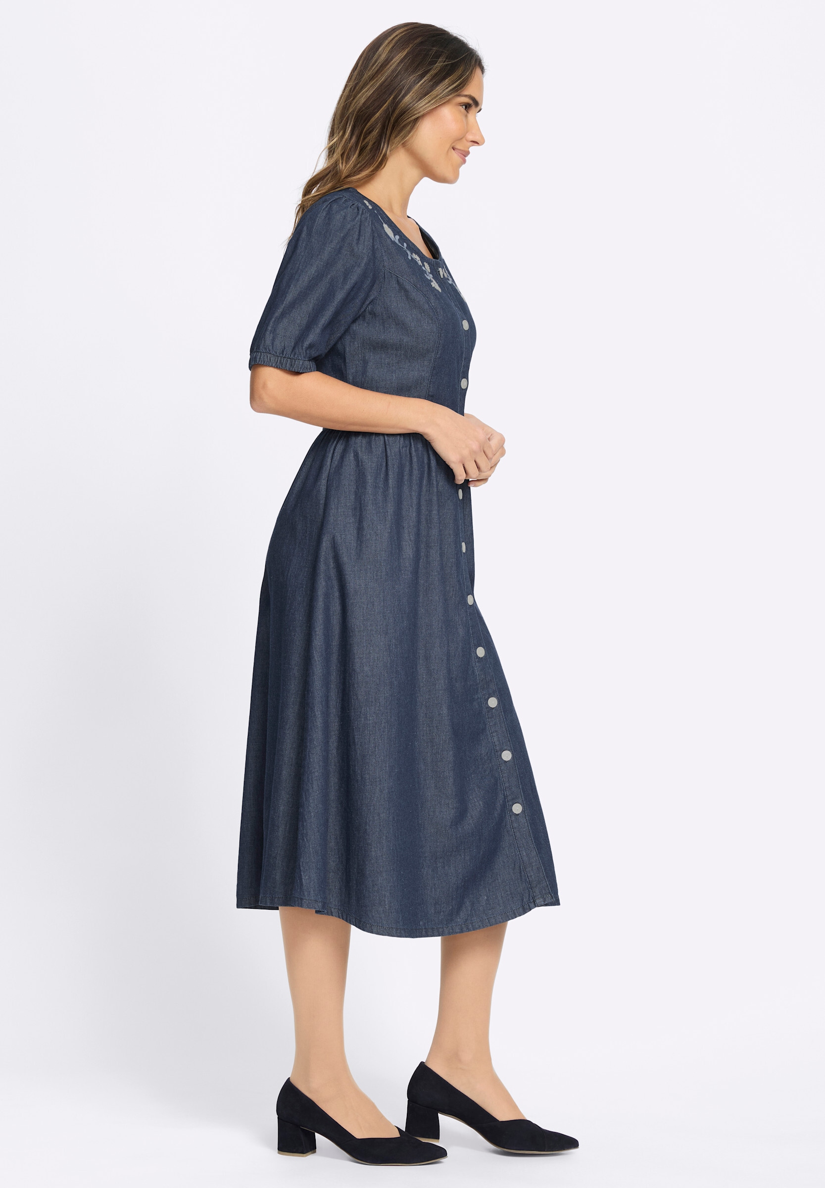 Sieh an! Trachtenkleid »Jeans-Kleid Trachtenkleid mit floraler Stickerei« Ohne Taschen
