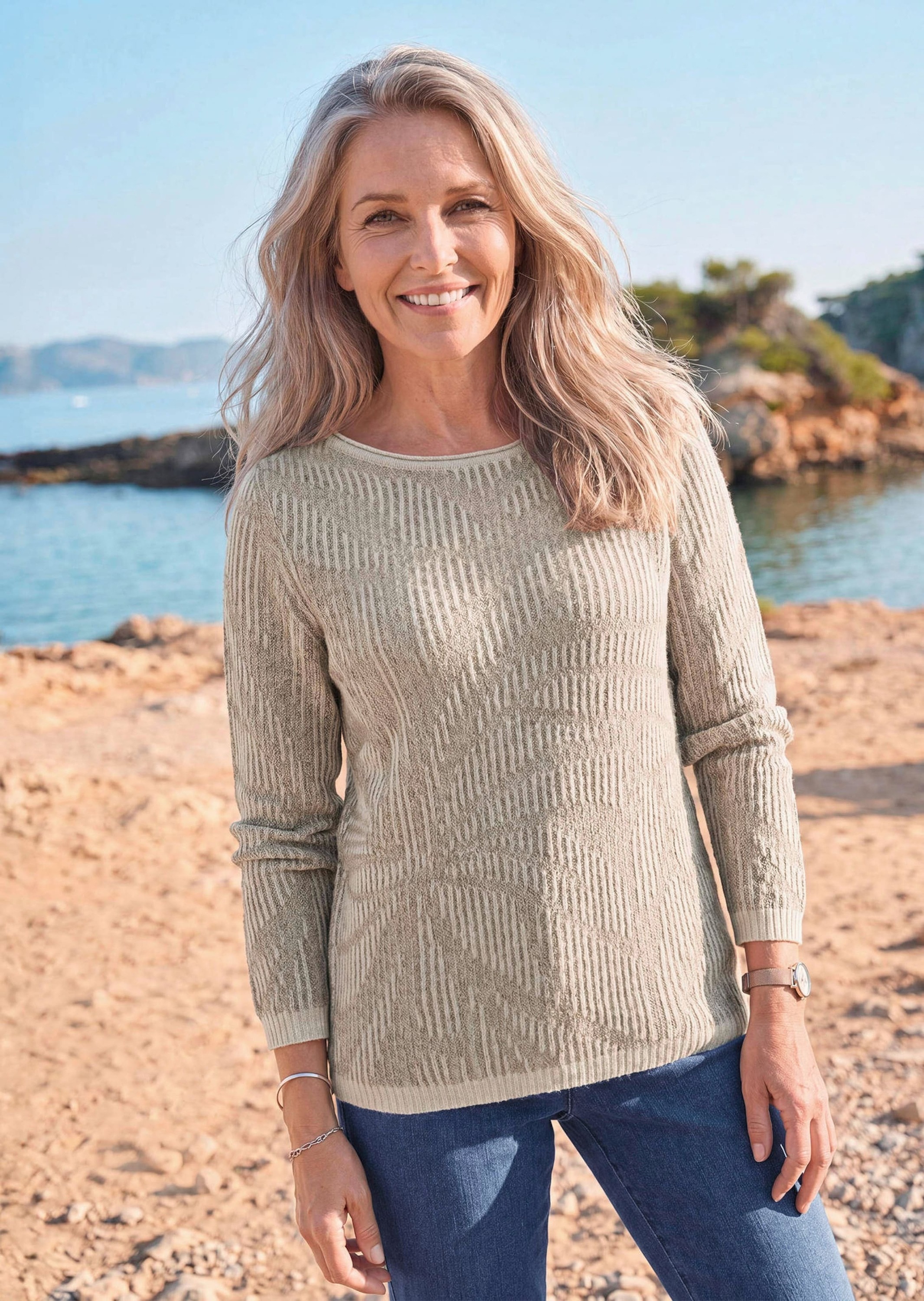GOLDNER Rundhalspullover »Kurzgröße Strickpullover mit Blumenmuster« Rollbündchen am Ausschnitt