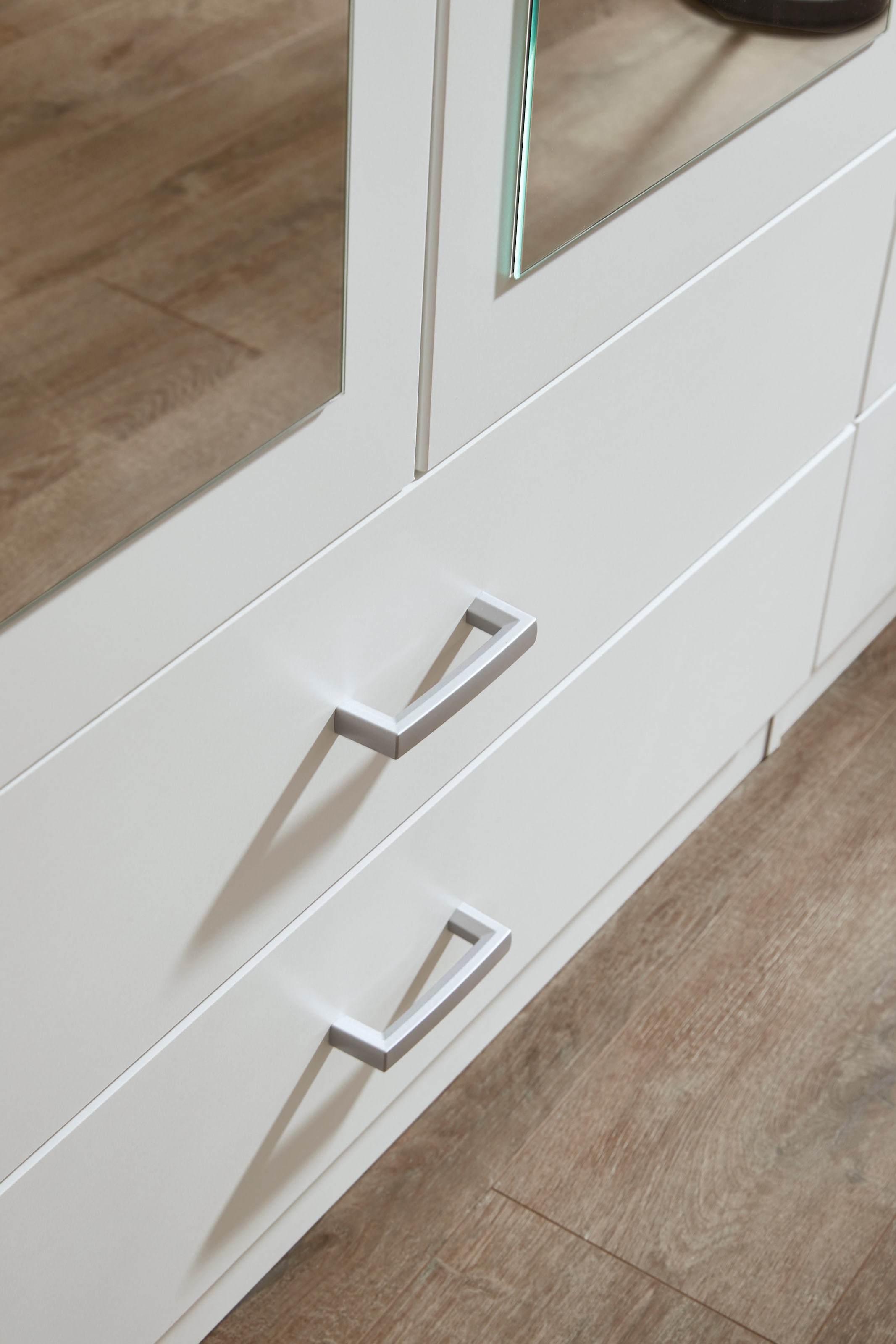 rauch Kleiderschrank »Schrank Garderobe Ankleide GAMMA Breiten 91/136/181/226/271/315/360 cm« in 3 Ausstattungen BASIC/CLASSIC/PREMIUM (inkl. SOFT-CLOSE-Funktion),  verschiedene Griff-Varianten, mit Spiegel TOPSELLER MADE IN GERMANY