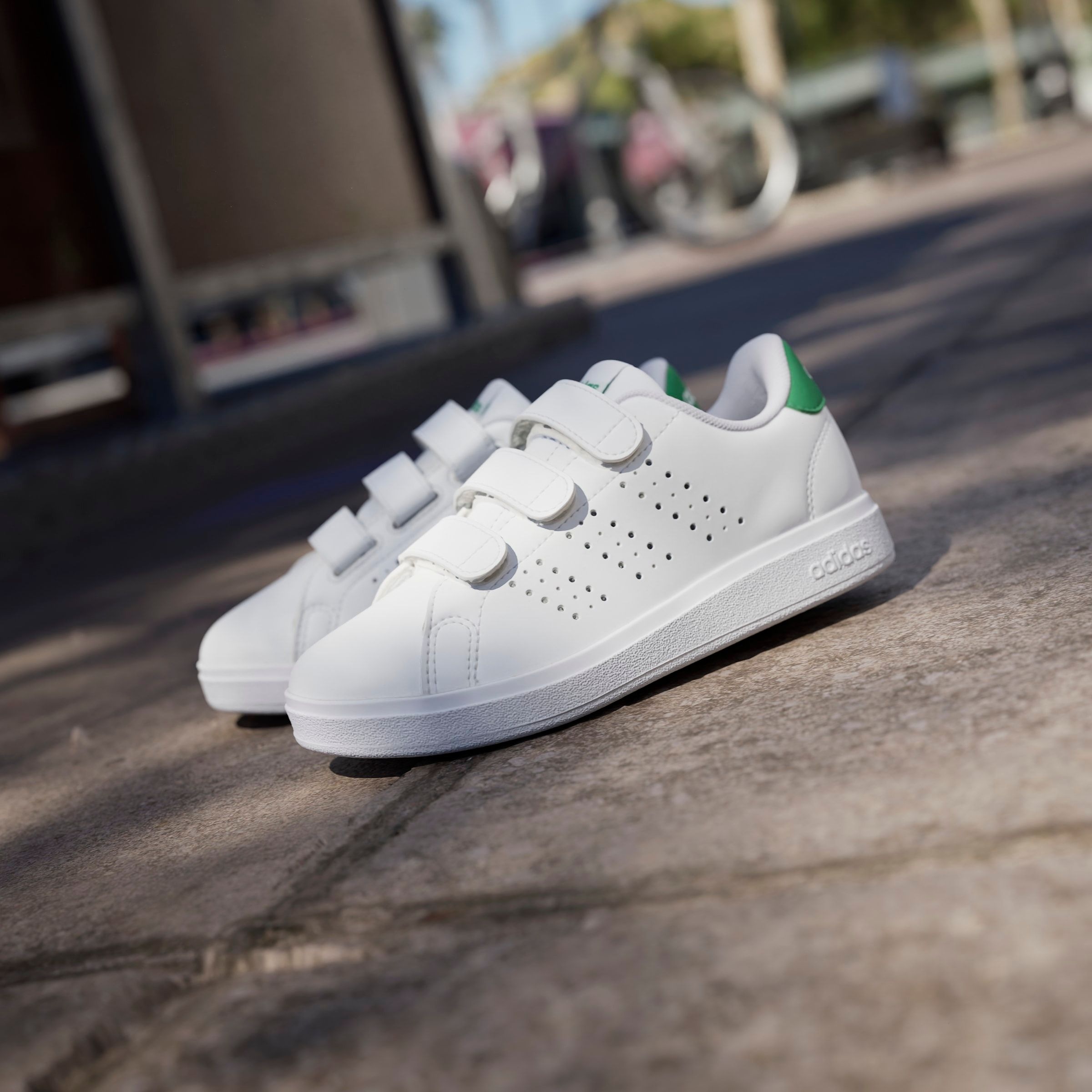 adidas Sportswear Klettschuh »ADVANTAGE BASE 2.0 KIDS«, Design auf den Spuren des adidas Stan Smith