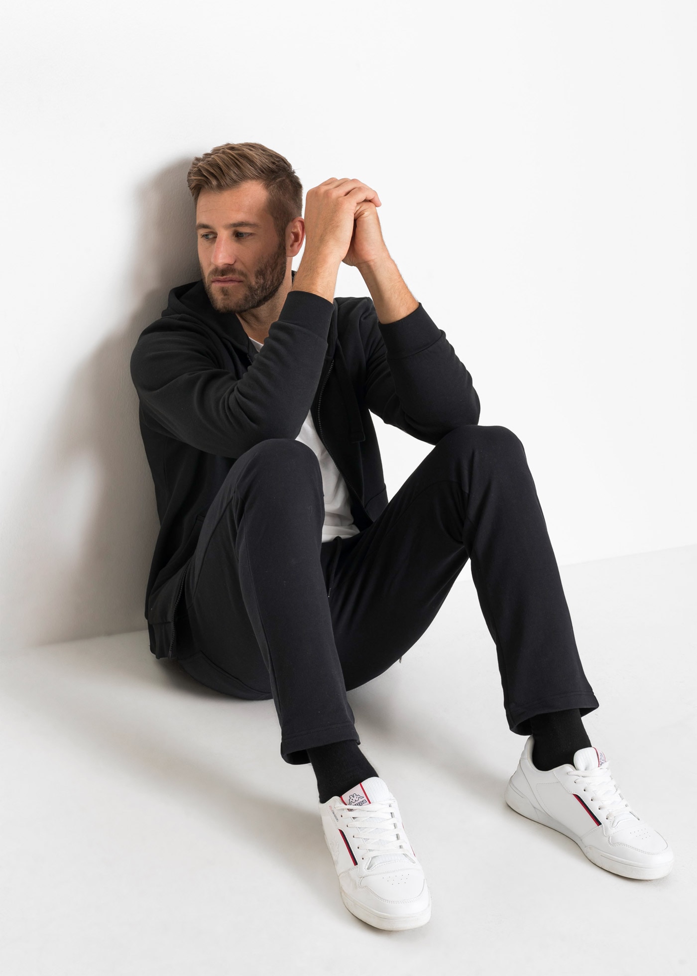 bonprix Jogginghose  aus Baumwolle und Polyester, mit Reißverschlusstaschen, Regular Fit