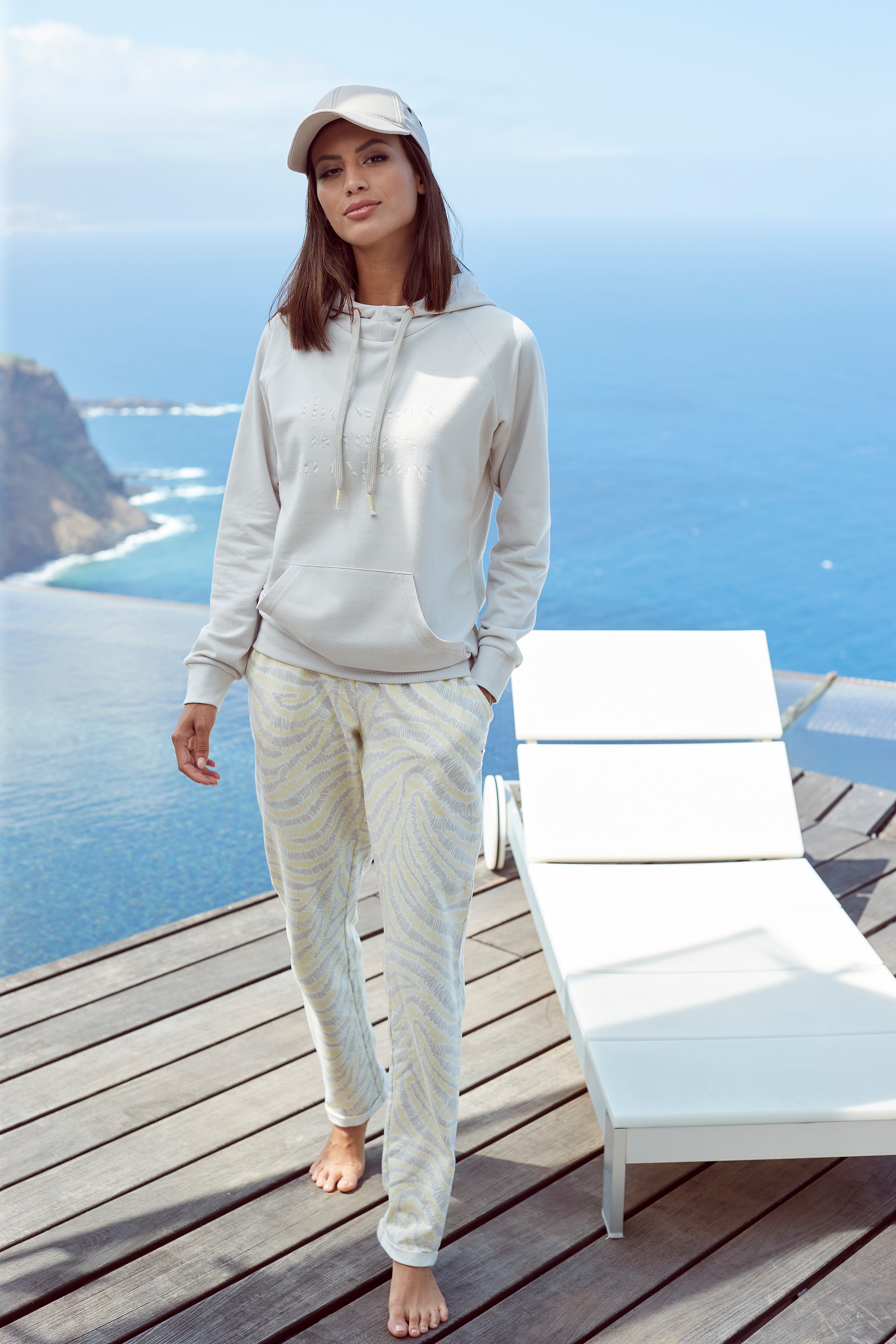 LASCANA Hoodie, mit Statement Druck, Loungewear