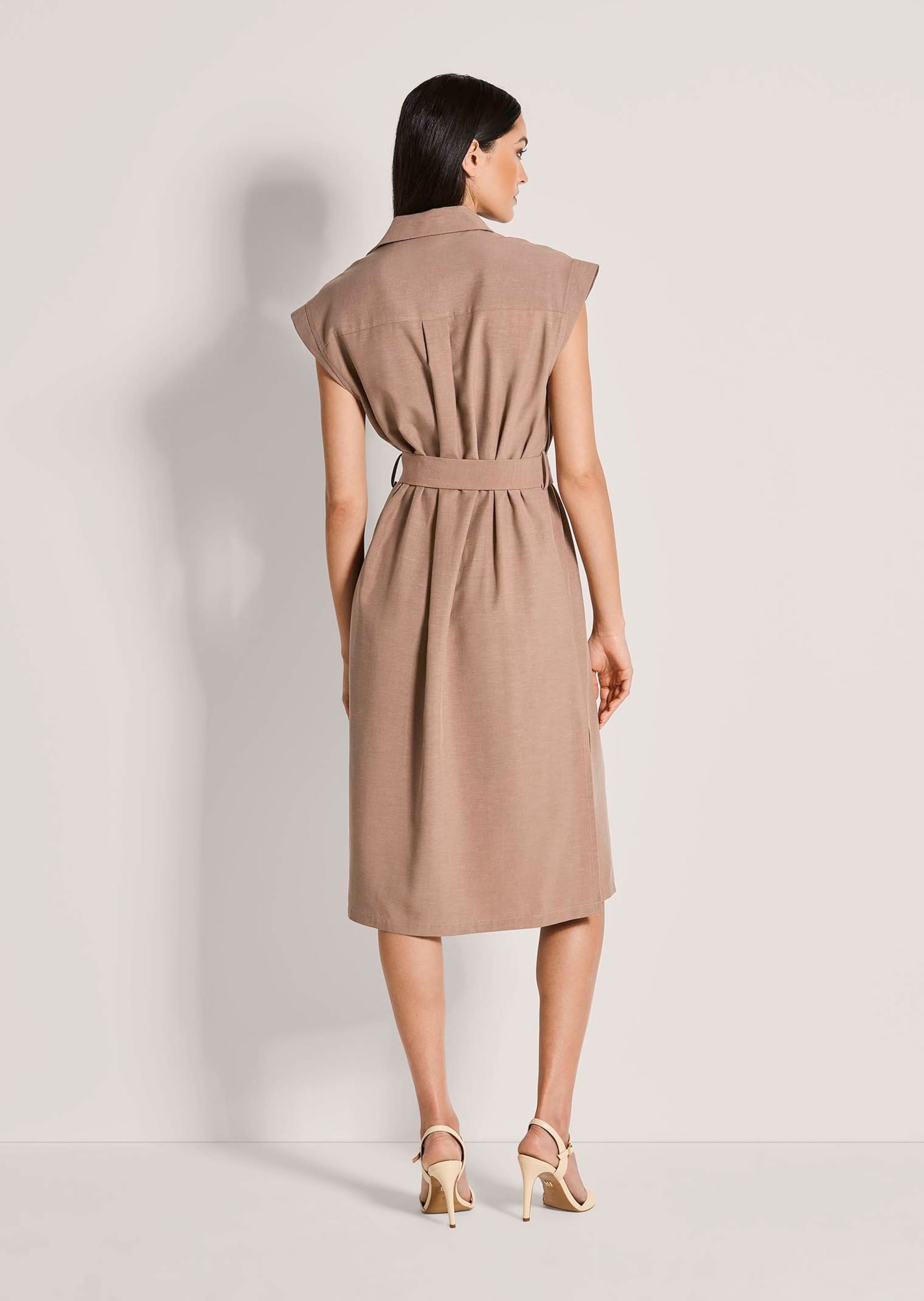 MADELEINE Sommerkleid »Hemdblusenkleid Sommerkleid mit Bindeband« Hemdblusenkleid mit Bindeband, aufgesetzter Brusttasche mit Falte, Klappe und Knopf