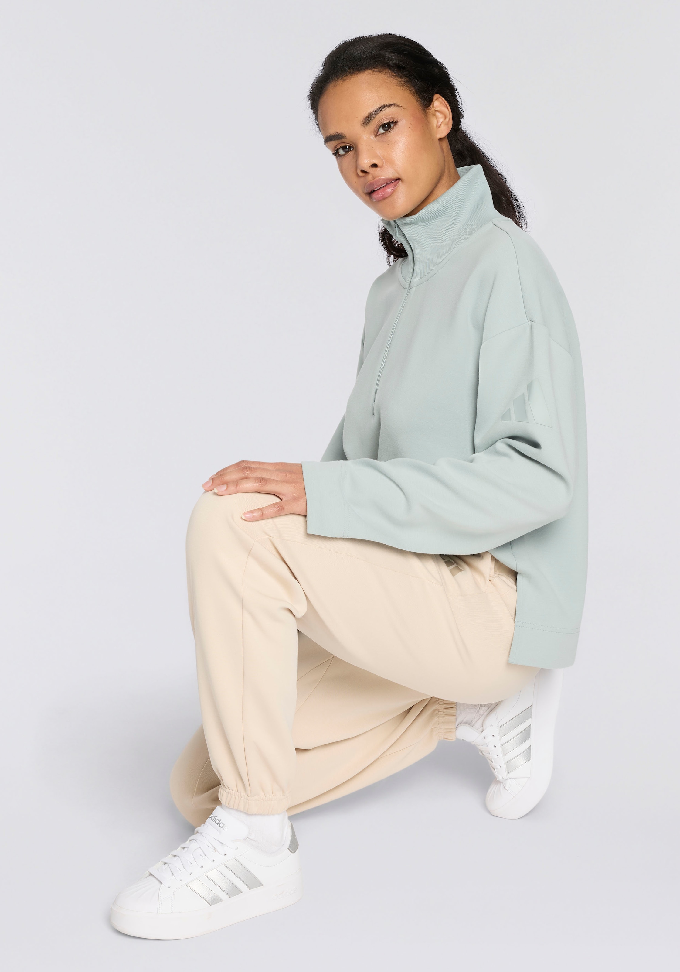 adidas Sportswear Sporthose »FUTURE ICONS SMALL LOGO«  Regulär geschnitten, elastischer Bund