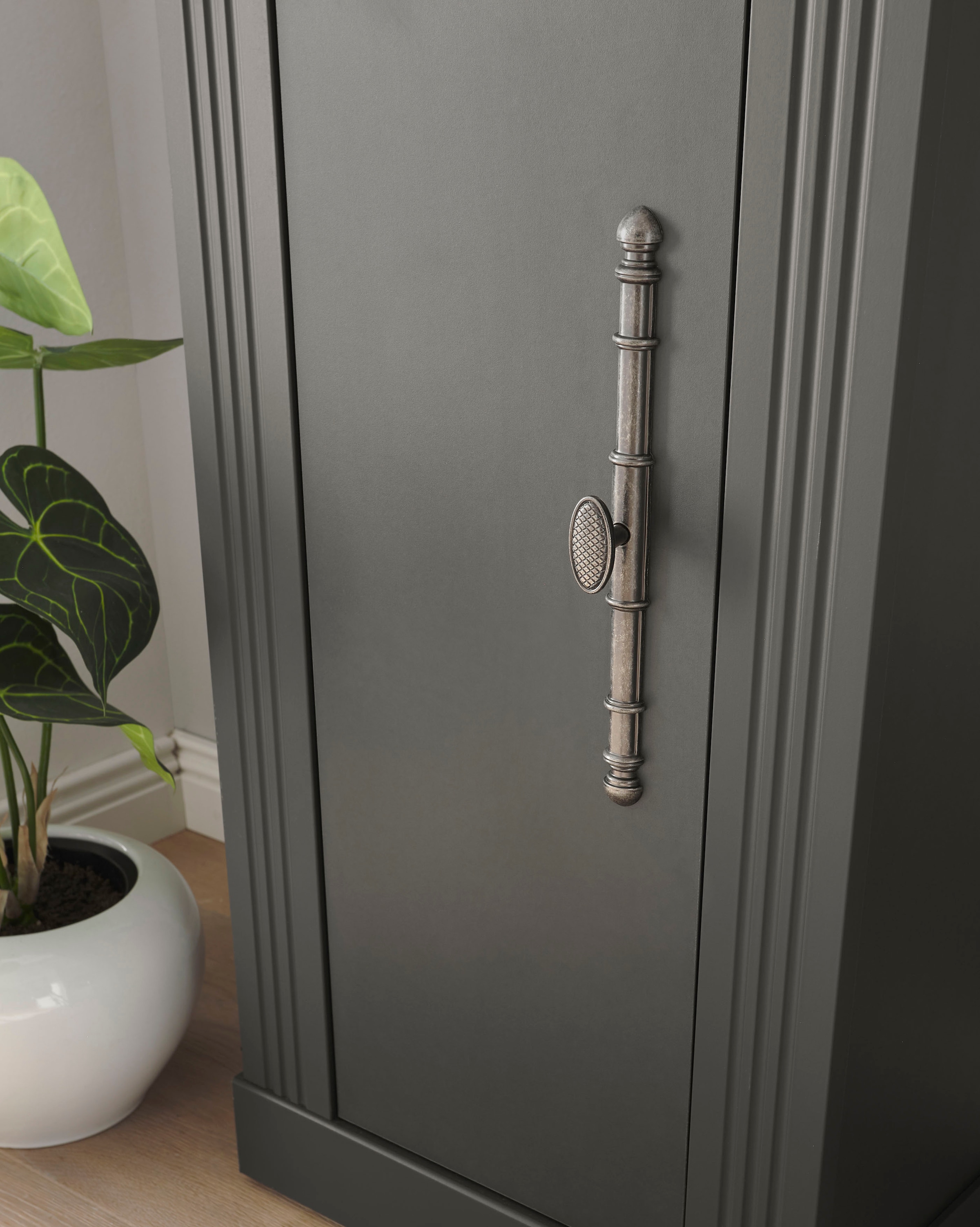 OTTO home Stauraumschrank »WESTMINSTER, Badschrank im Landhausstil, Schrank mit Metallgriffen« in 2 Farben verfügbar, mit offenen Fächern und Stauraum