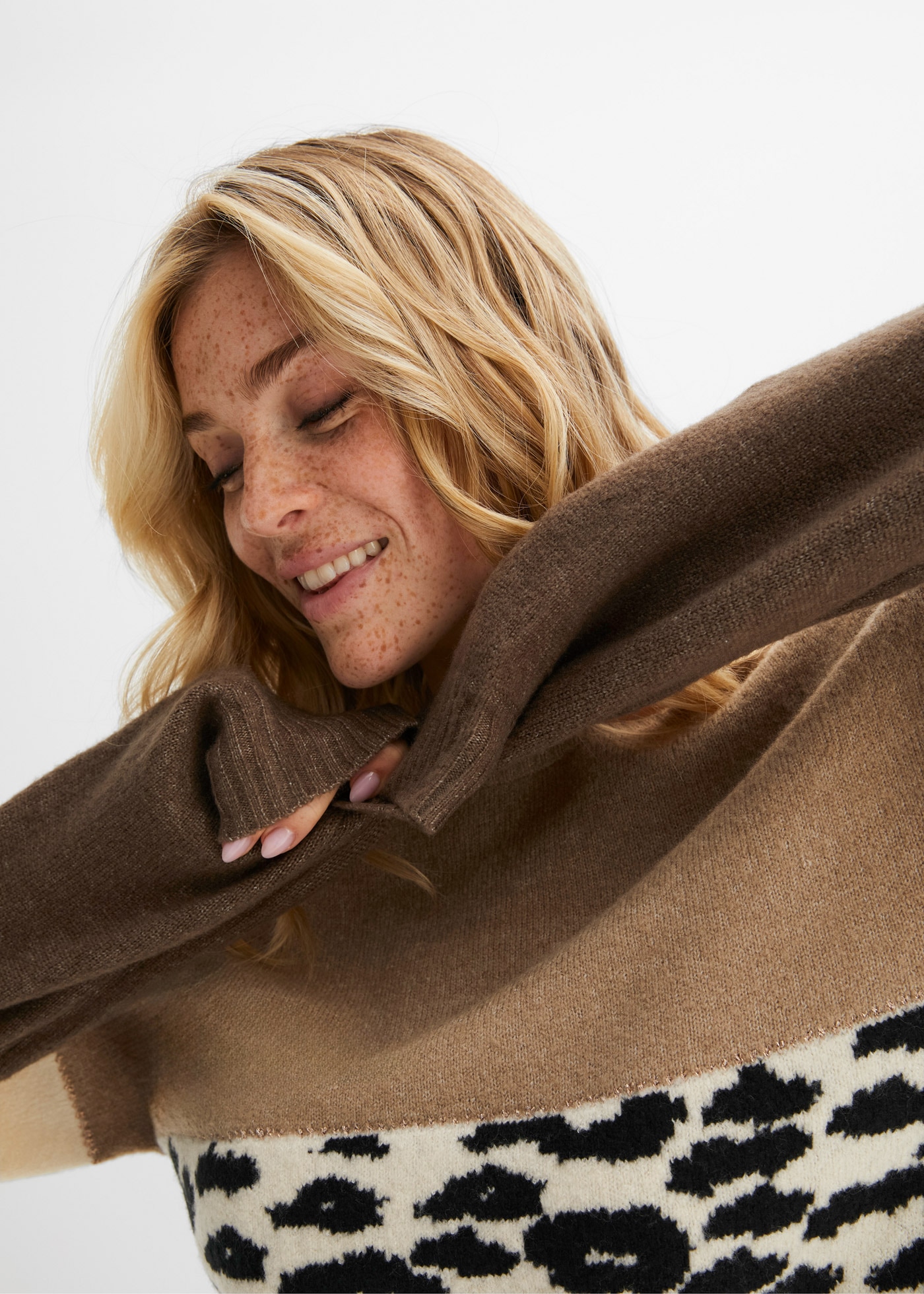 bonprix Strickpullover »Oversize-Pullover« mit gemustertem Design, mit Glitzergarn Details, Materialmix