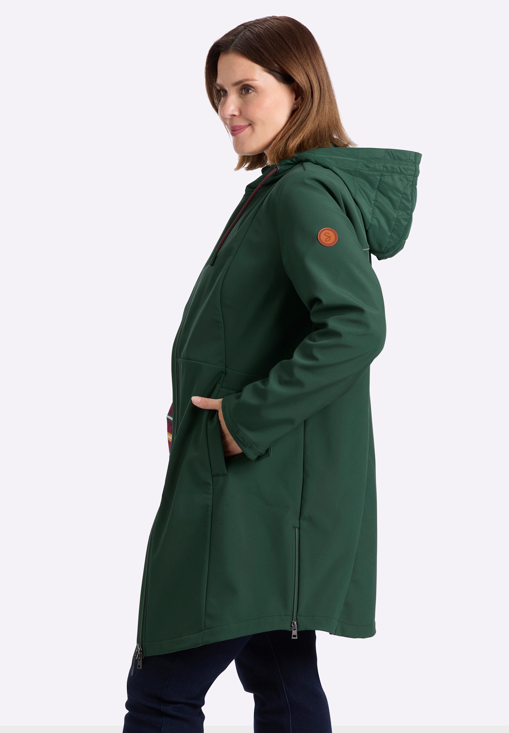 Sheego Softshelljacke »Softshell-Jacke Softshelljacke mit regulierbaren Seitenschlitzen« mit Kapuze