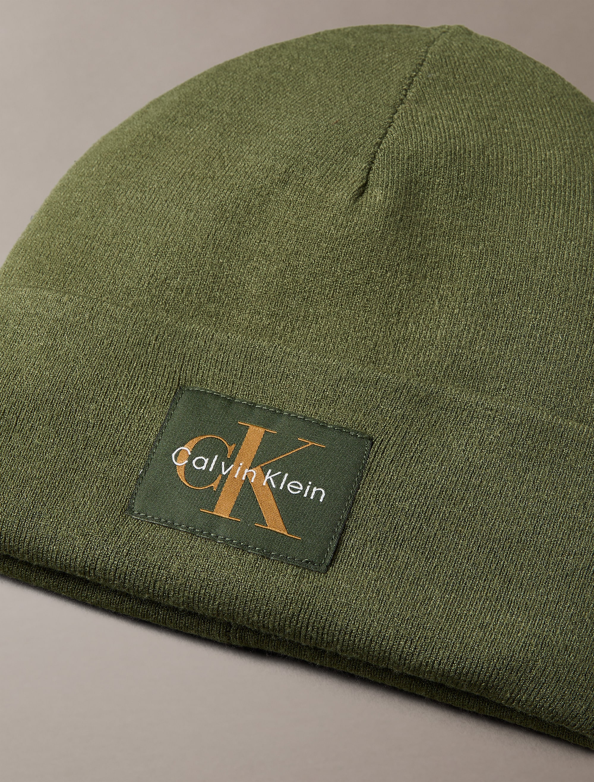 Calvin Klein Strickmütze »MONOLOGO PATCH BEANIE«, Perfekt für den Alltag