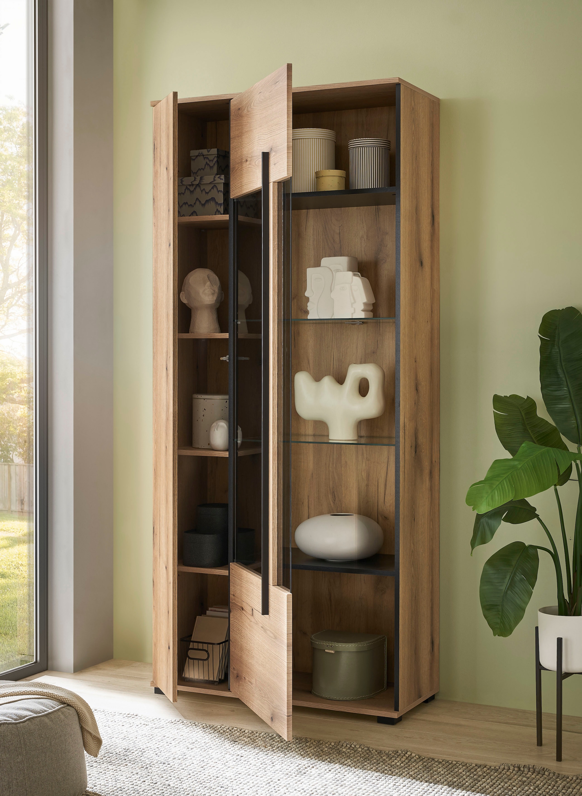 Home affaire Vitrine »Cantara, Vitrinenschrank in Eiche Evoke oder weiß, Standvitrine« schwarzer Stangengriff, ausreichend Stauraum, vielseitig einsetzbar