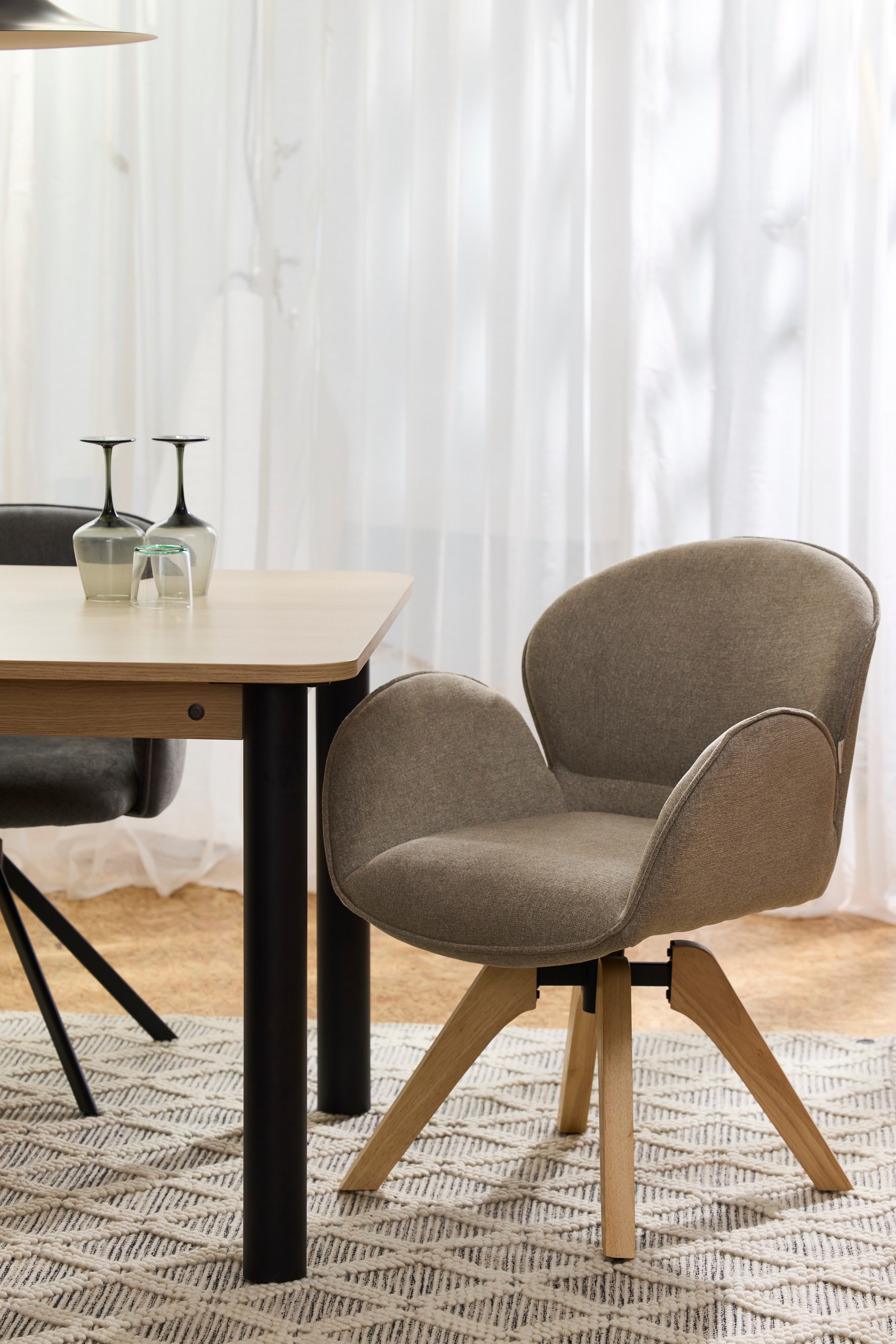 TOM TAILOR HOME Armlehnstuhl »WINGS ARMCHAIR« (Set) 2 Stk.mit Armlehnen, drehbar, Rückholfunktion, Massivholzgestell