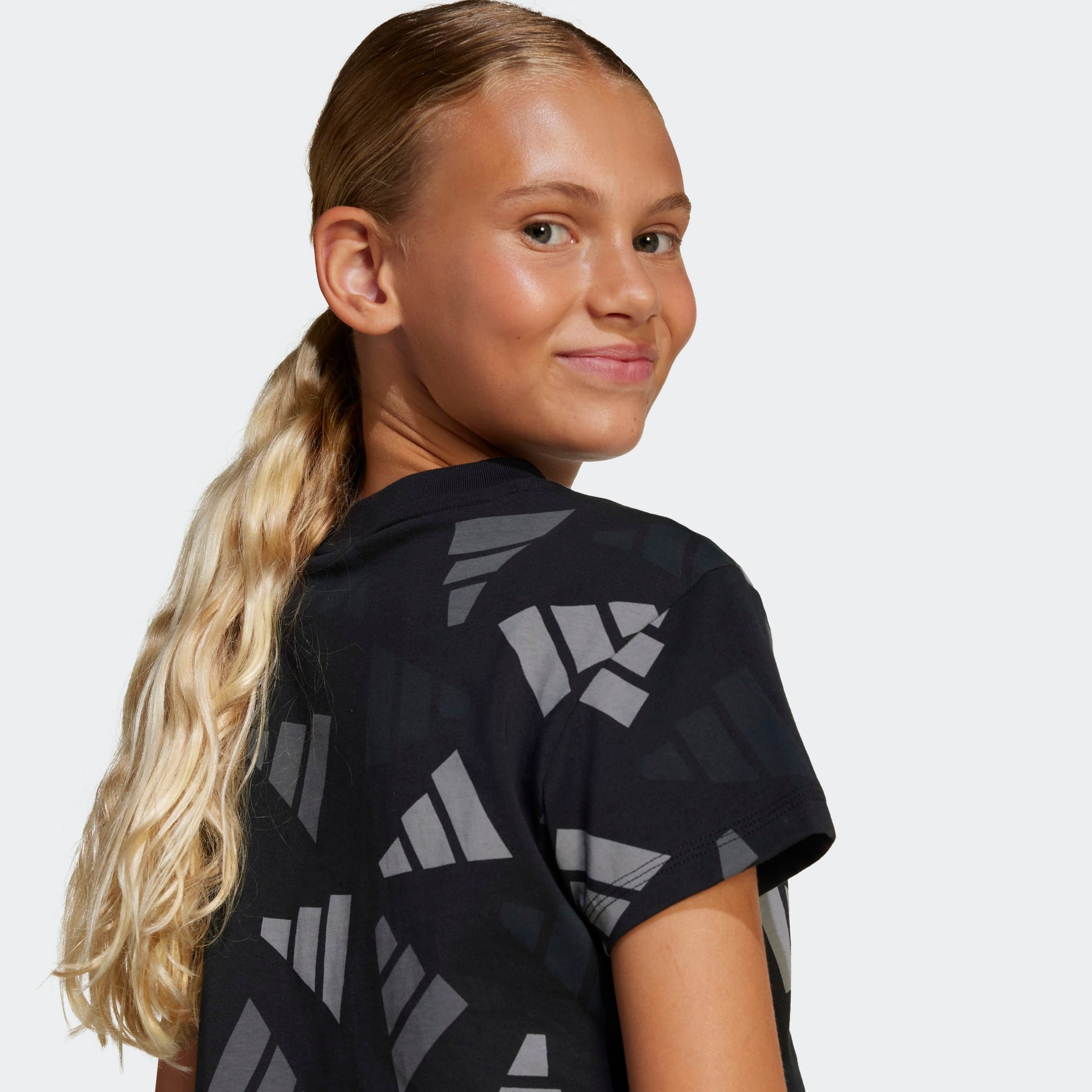 adidas Sportswear T-Shirt »SEASONAL ESSENTIALS LOGO CELEBRATION KIDS CROP« für Kinder, sportlicher Stil, Allover-Logoprint, aus Baumwolle