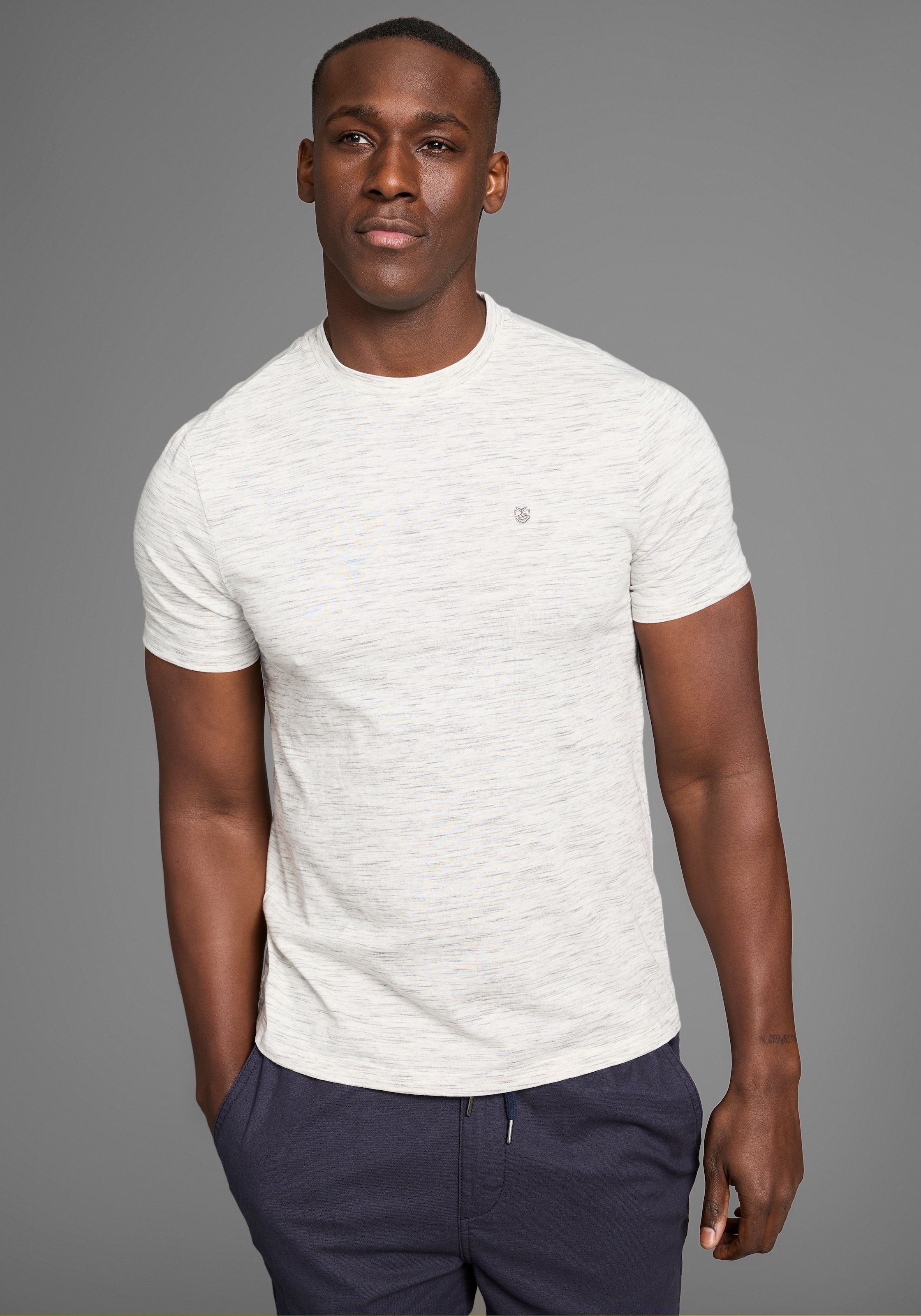 DELMAO T-Shirt Packung, 2-er Pack,  in hochwertiger Melange-Optik mit dezenter Logo-Stickerei