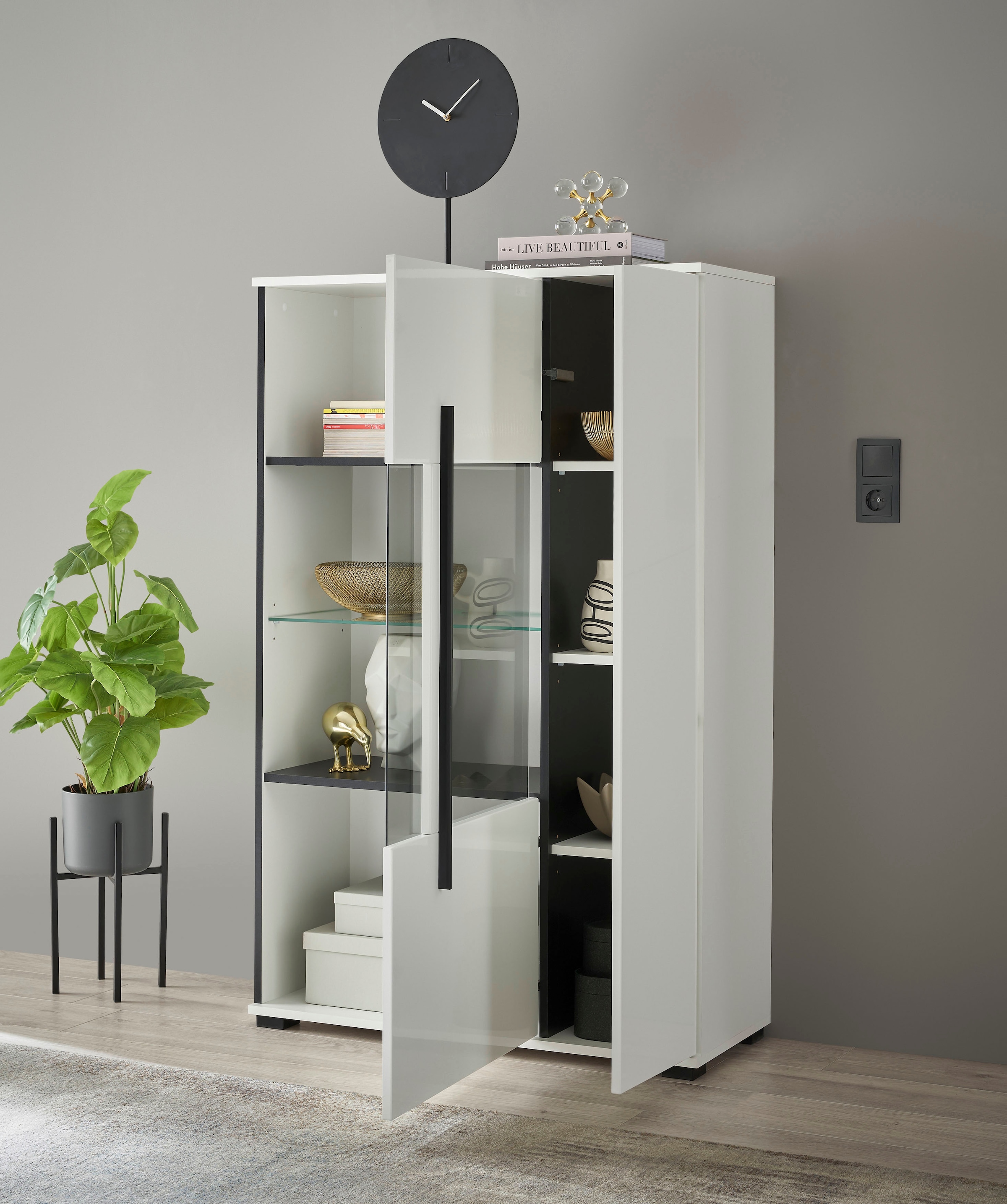 INOSIGN Vitrine »Cantara, Vitrinenschrank in Eiche Evoke oder weiß, Standvitrine«, schwarzer Stangengriff, ausreichend Stauraum, vielseitig einsetzbar