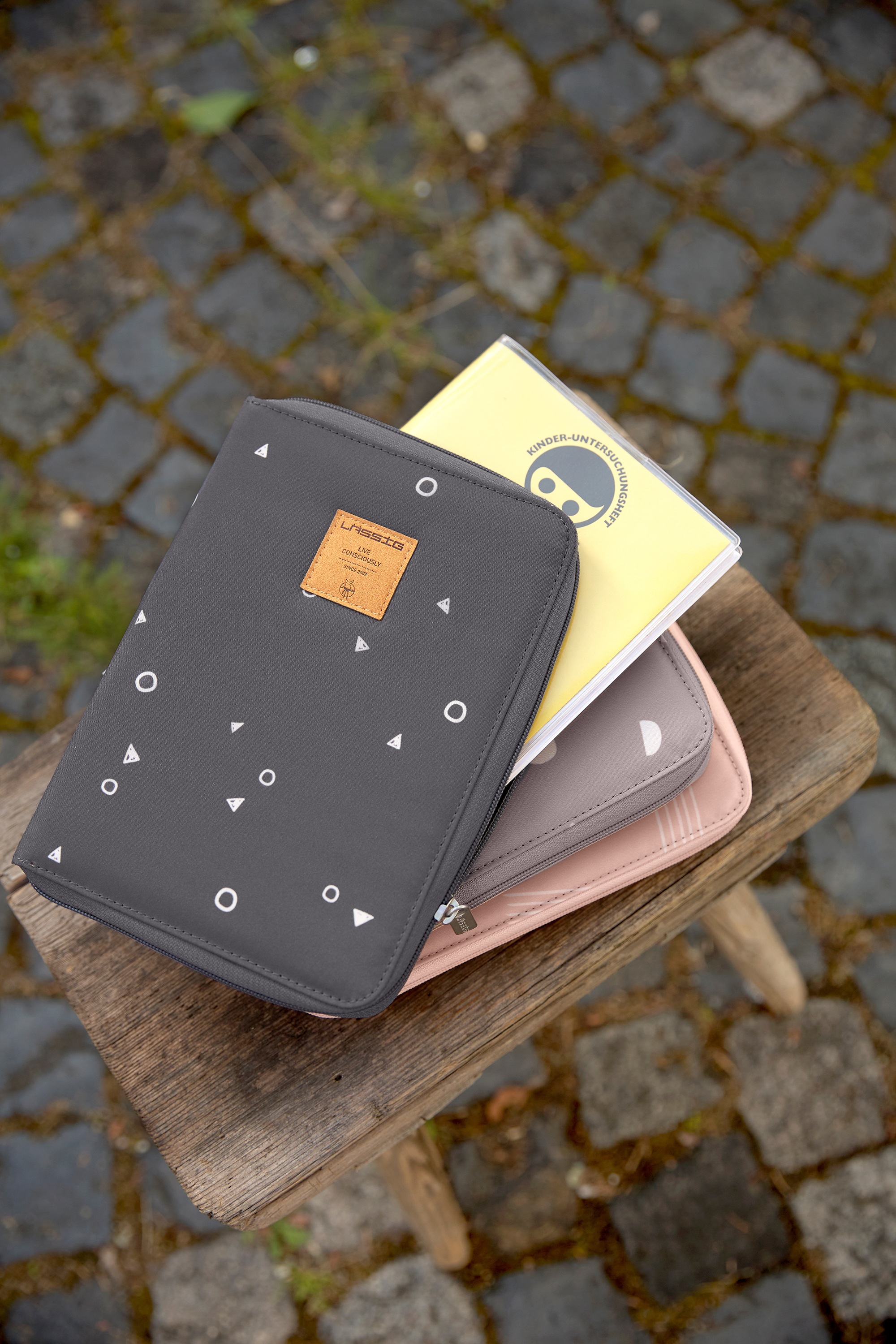 LÄSSIG Mutterpass-Hülle »Casual, Document Pouch, Universe Anthracite«, mit Reißverschluss; PETA-approved vegan