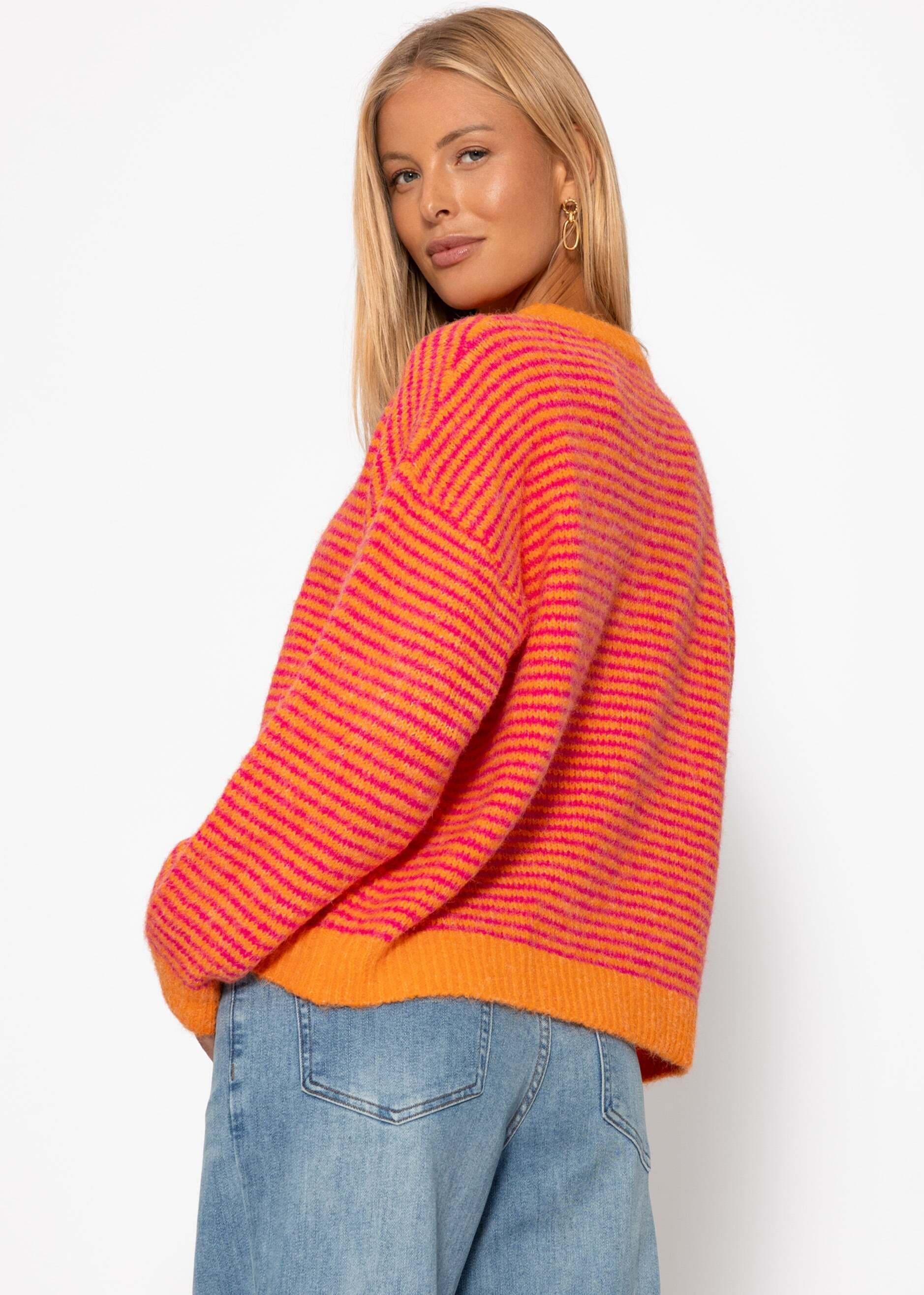 SASSYCLASSY Strickpullover »Gestreifter Pullover« Weicher Strickpullover mit lockerer Passform und Rundhalsausschnitt