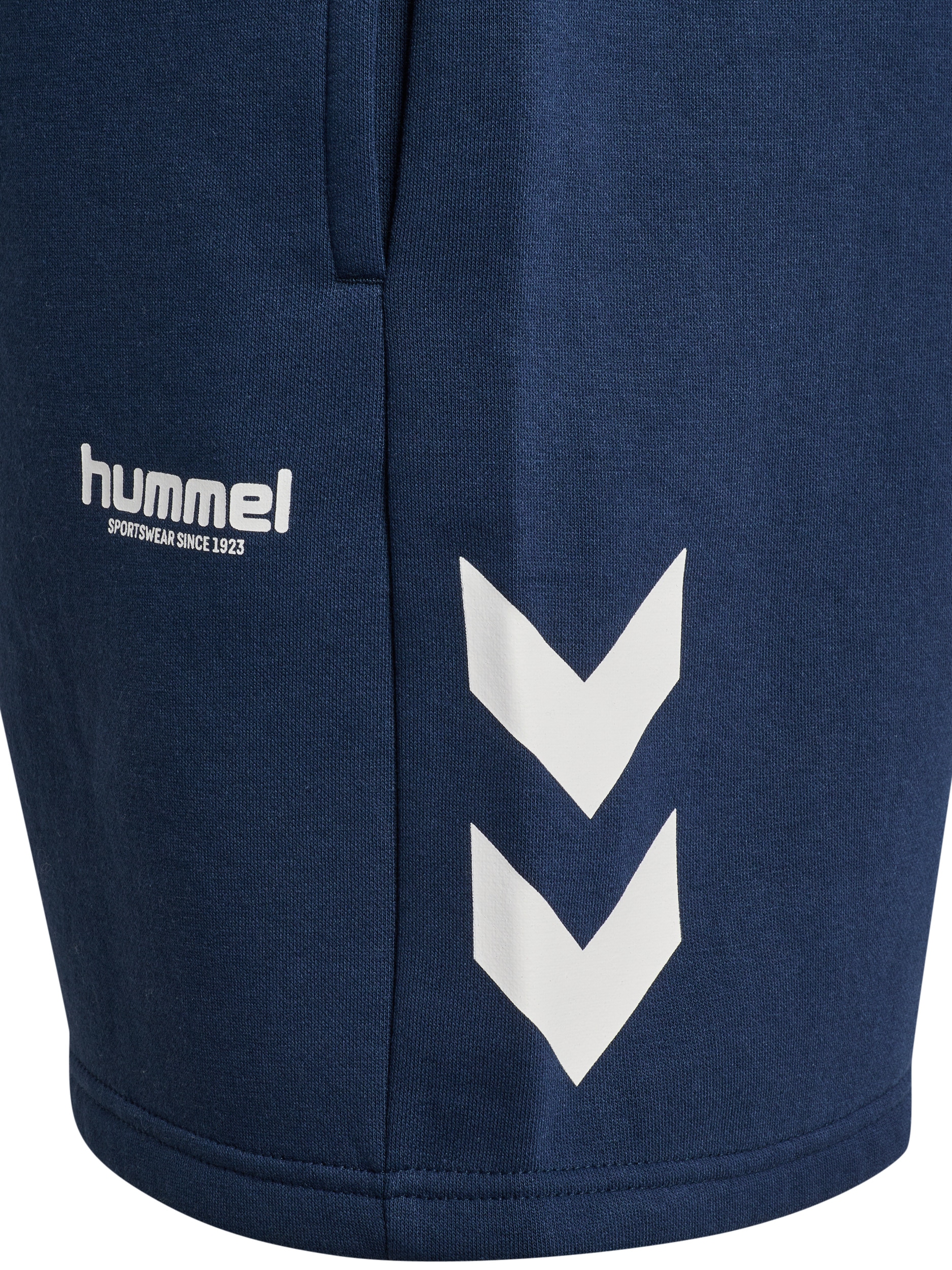 hummel Sweatshorts »HMLLEGACY 2.0 SHORTS«  aus Baumwolle und Polyester, schnelltrocknend, sportlicher Stil