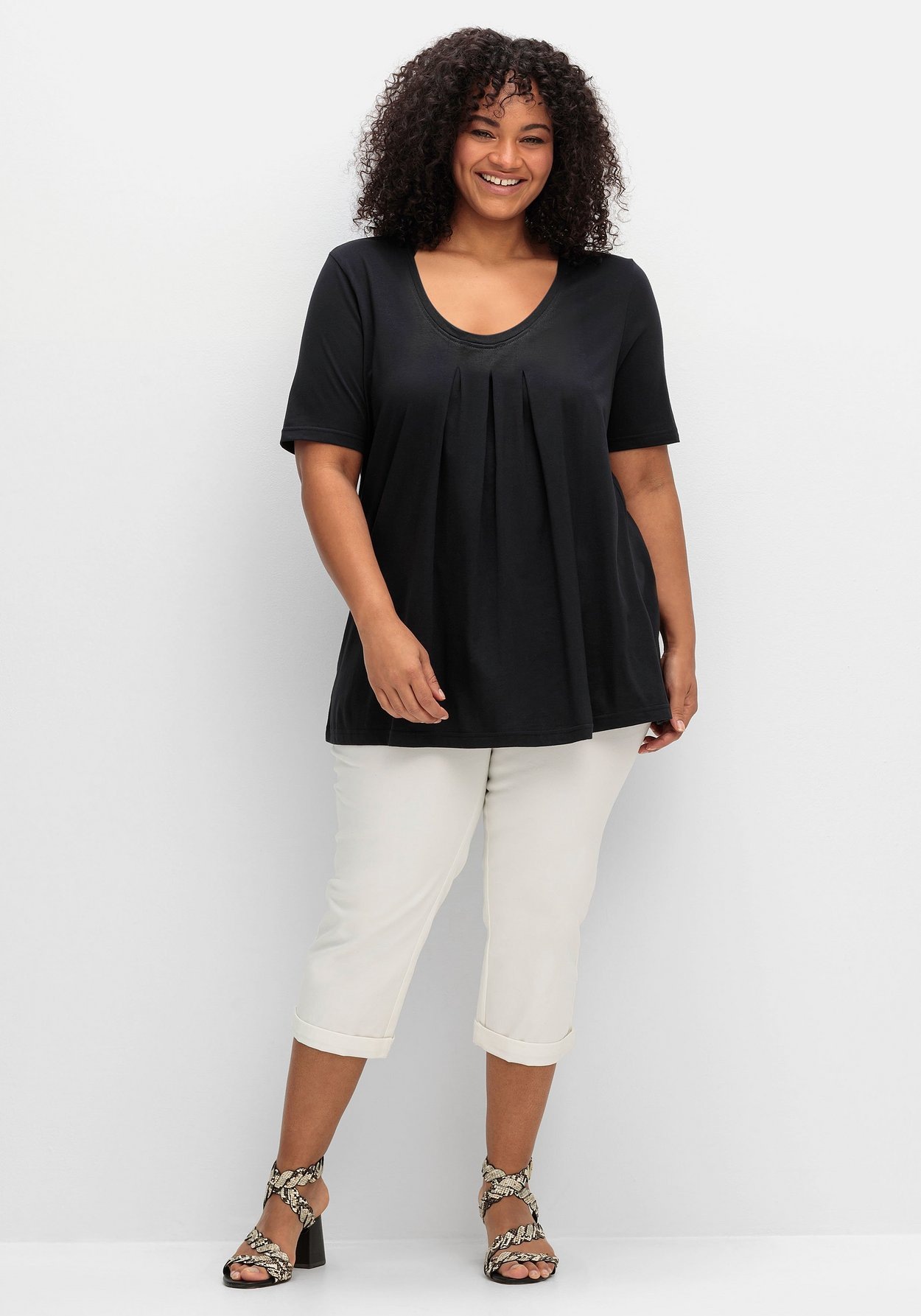 Sheego T-Shirt »Shirt in A-Linie in A-Linie, mit Kellerfalten am Ausschnitt«, in A-Linie, mit Kellerfalten am Ausschnitt