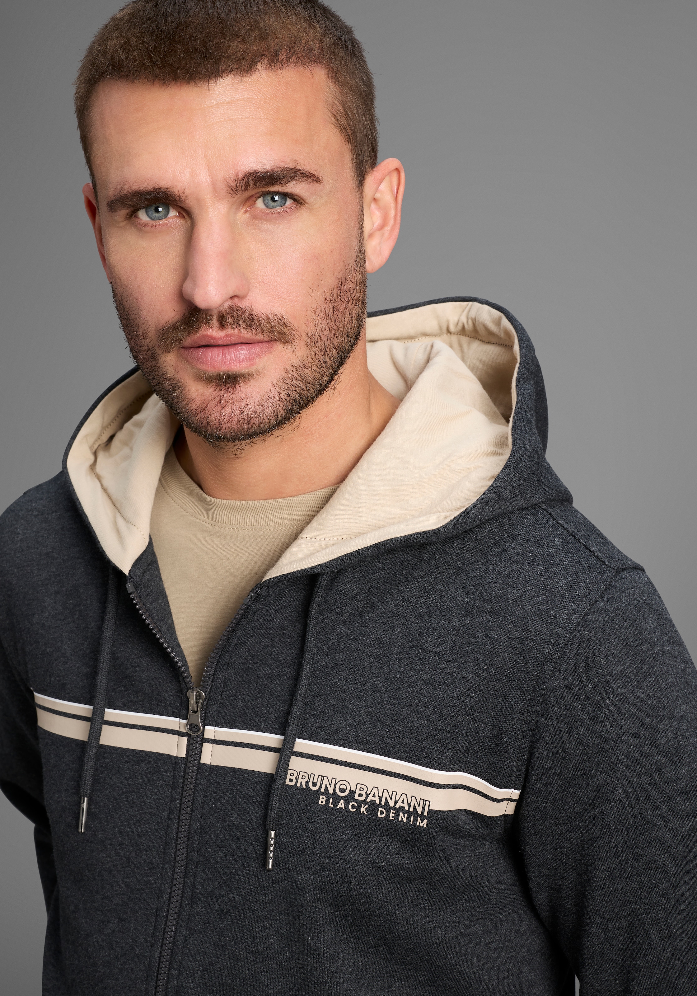 Bruno Banani Kapuzensweatjacke, moderner Brustprint