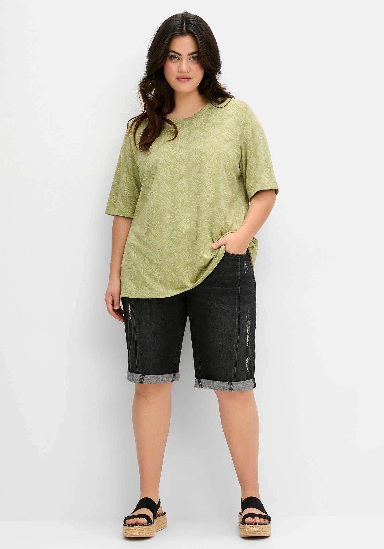 Sheego T-Shirt »Shirt mit Alloverprint, leicht tailliert«