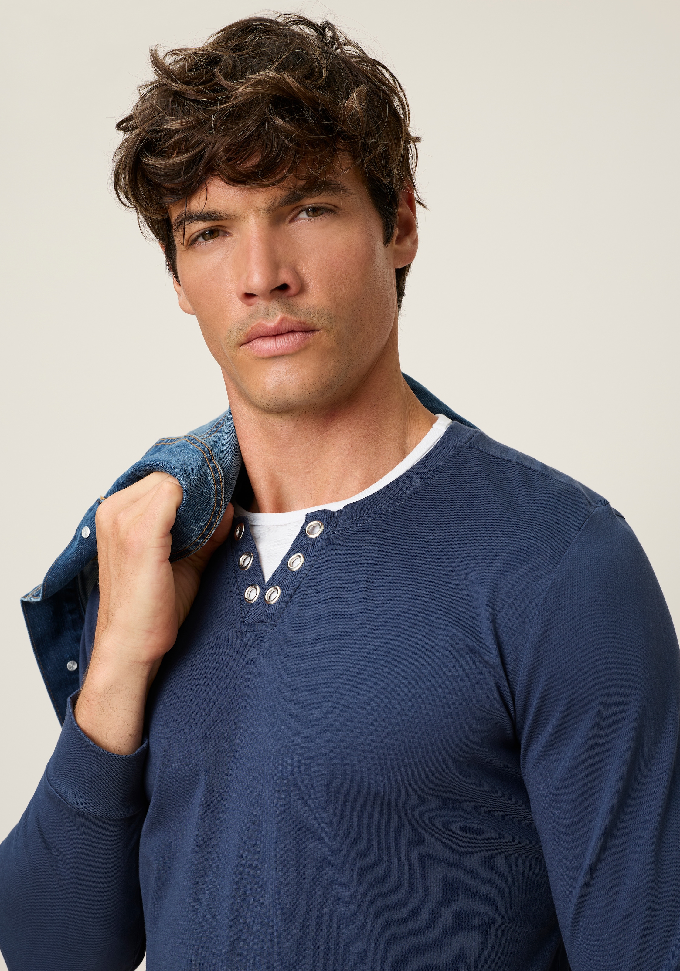 Man's World Rundhalsshirt »Neue Kollektion!« mit Kontrasteinsatz am Halsausschnitt