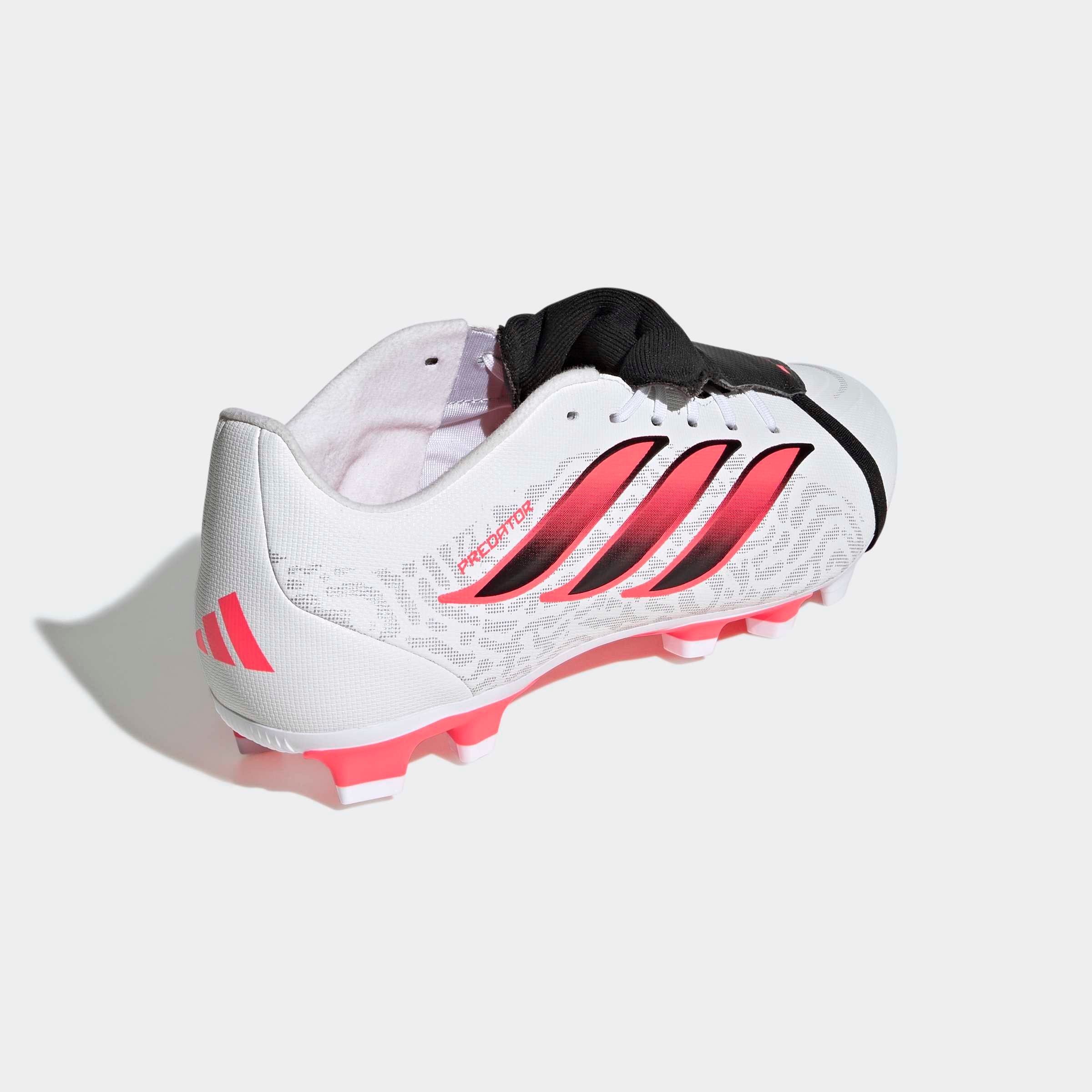 adidas Performance Fußballschuh »PREDATOR CLUB , UMSCHLAGBARE ZUNGE, FESTE / GEMISCHTE BÖDEN«  für viele verschiedene Böden geeignet