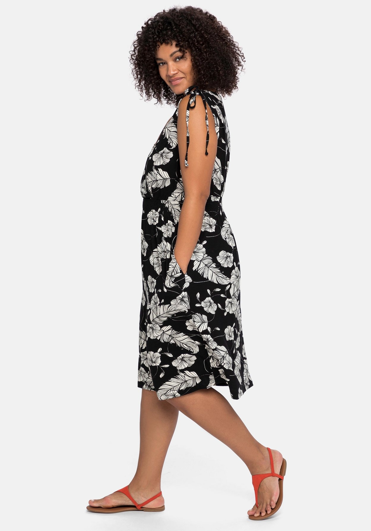 Sheego Strandkleid »Strandkleid mit Wickeloptik und Eingrifftaschen«