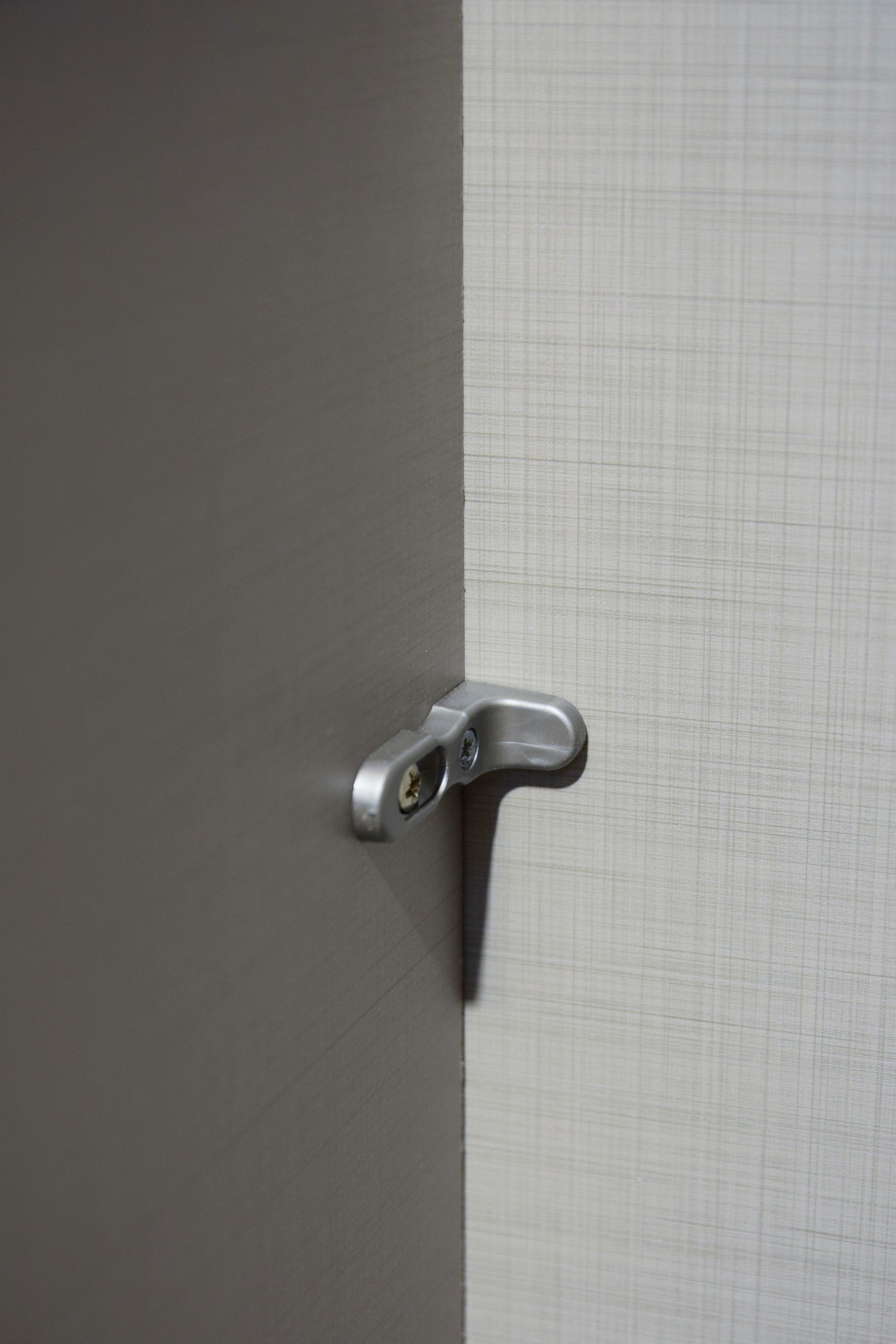 Wimex Kleiderschrank »Cottbus, in weiß oder grau modern kombiniert mit graphitfb.Schubladen« in 3 Größen, schwarze Griffe, Made in Germany,  mit 4 Schubladen, wahlweise mit oder ohne Spiegel