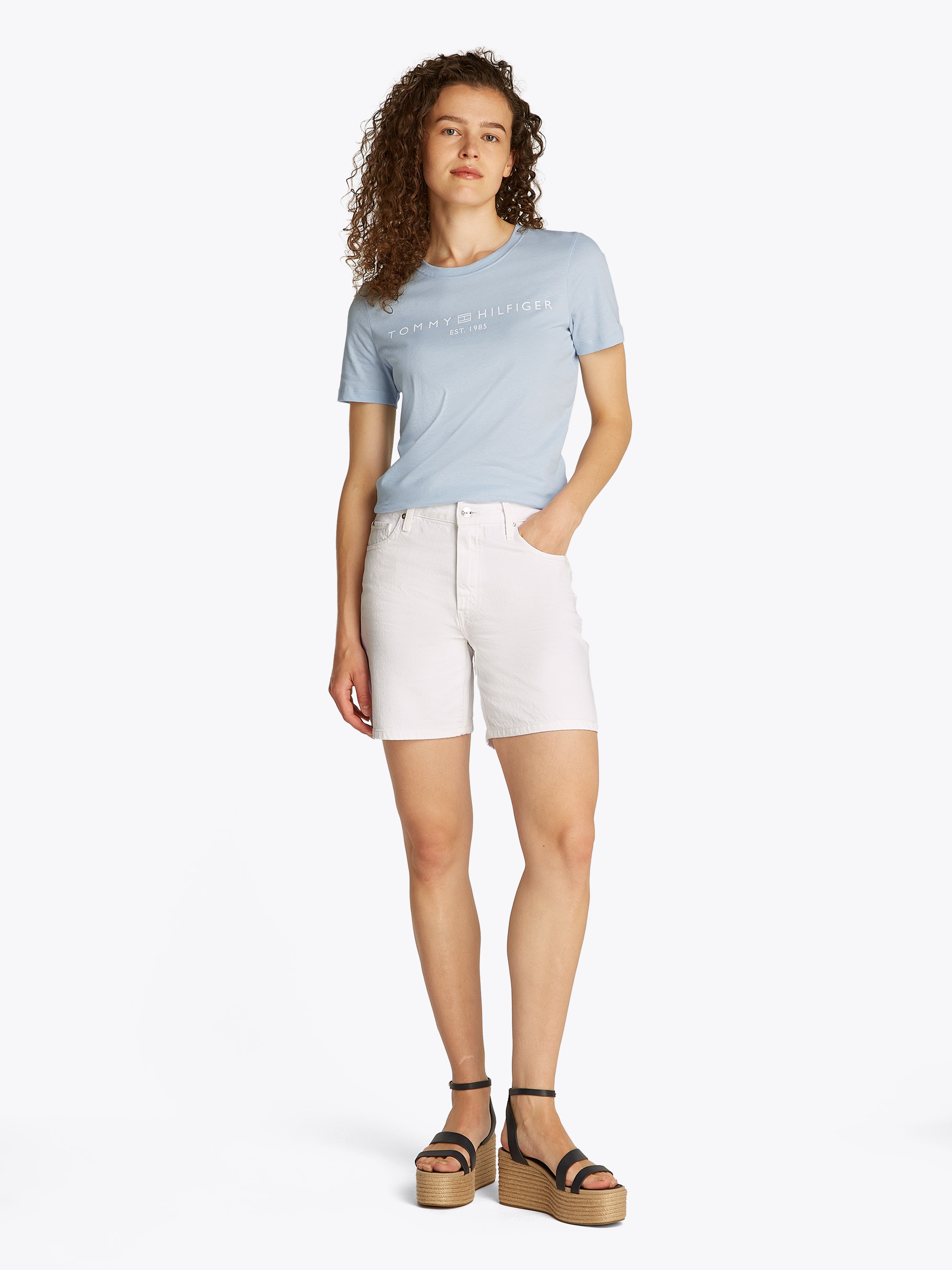 Tommy Hilfiger Shorts »DNM STRAIGHT SHORT RW WHITE«, mit Logo-Badge