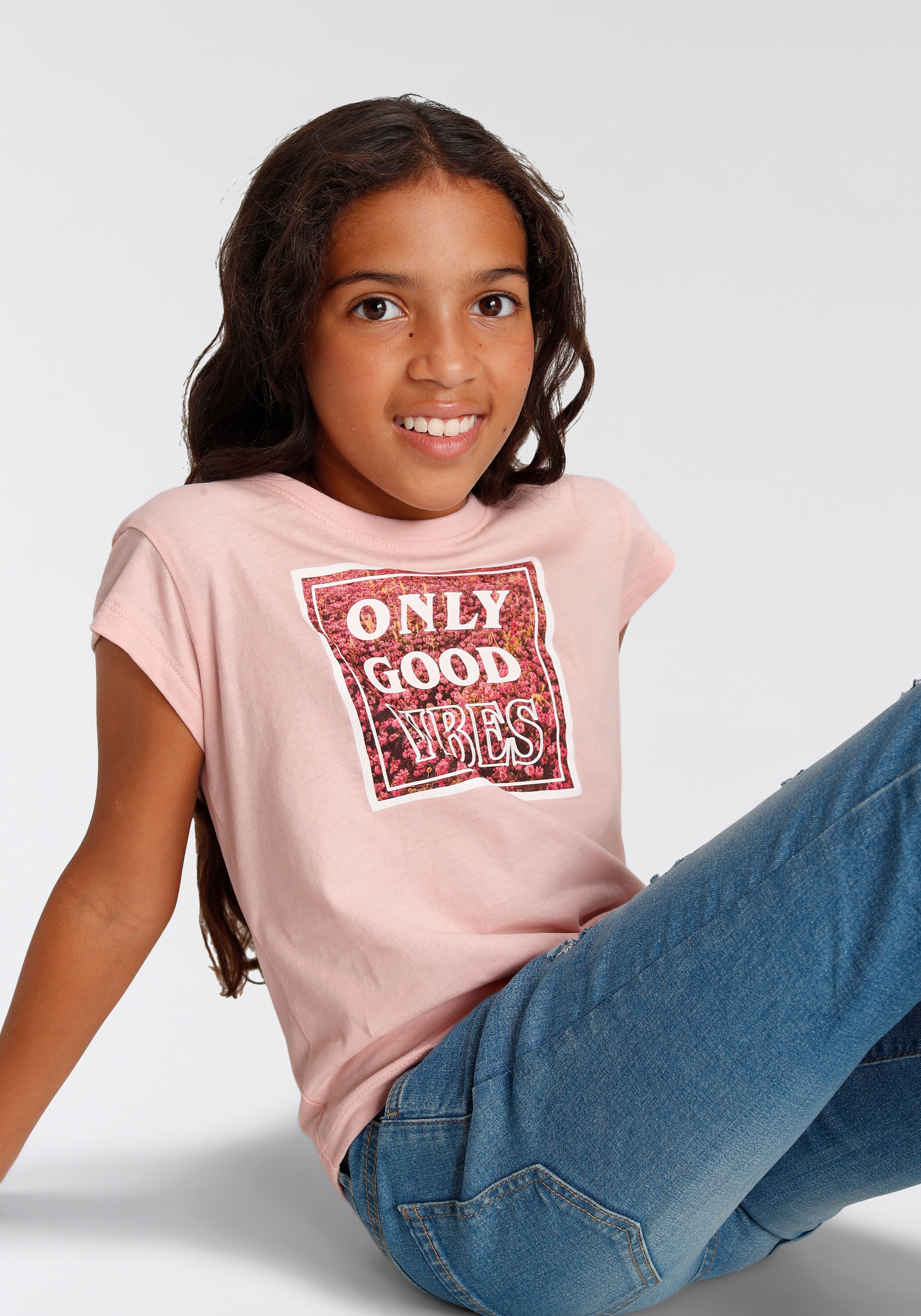 KIDSWORLD T-Shirt »ONLY GOOD modische Form ♕ VIBES«, kurze bei
