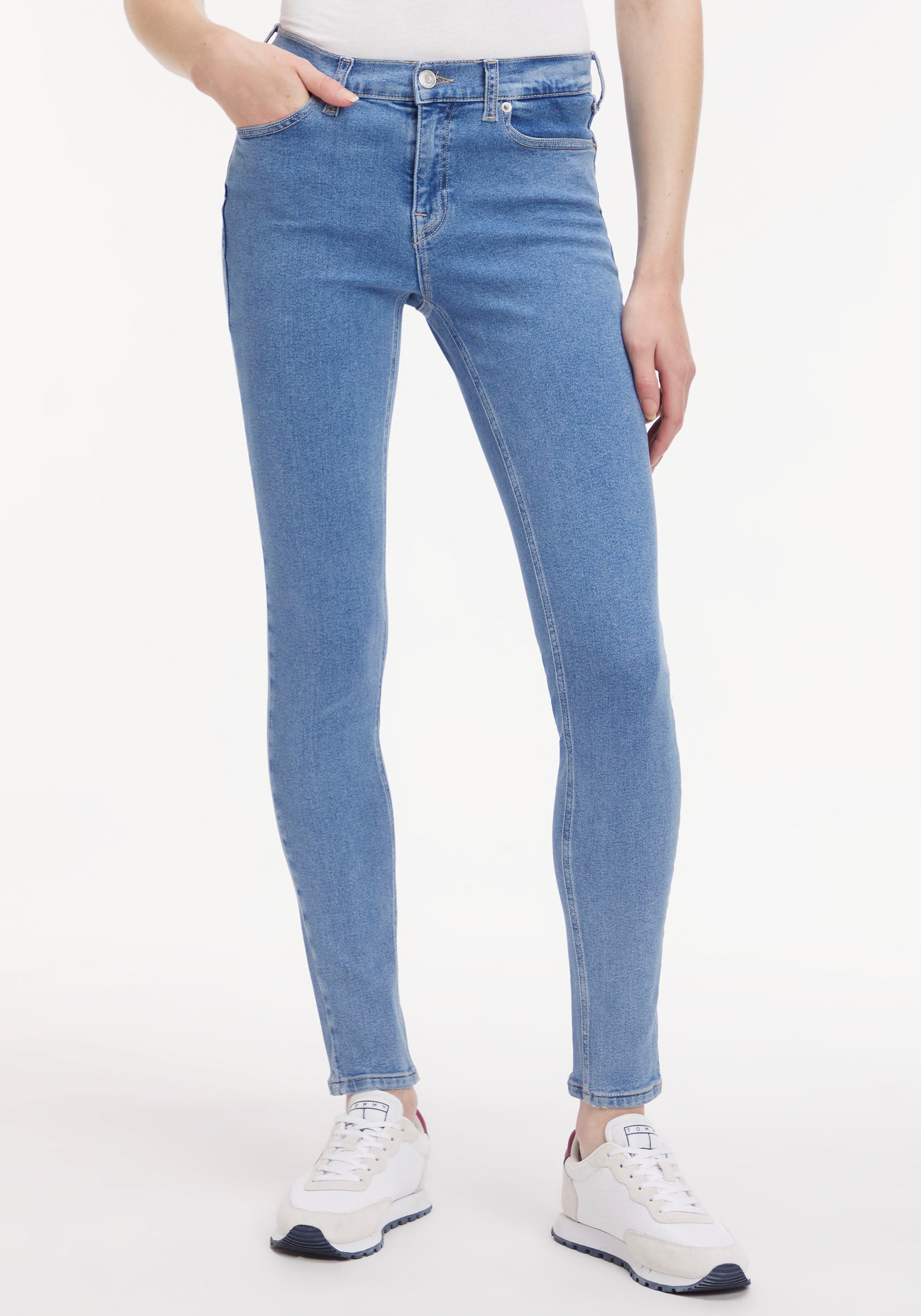 hinten Skinny-fit-Jeans Jeans Label-Badge bei Tommy ♕ mit & Jeans »Nora«, Passe Tommy