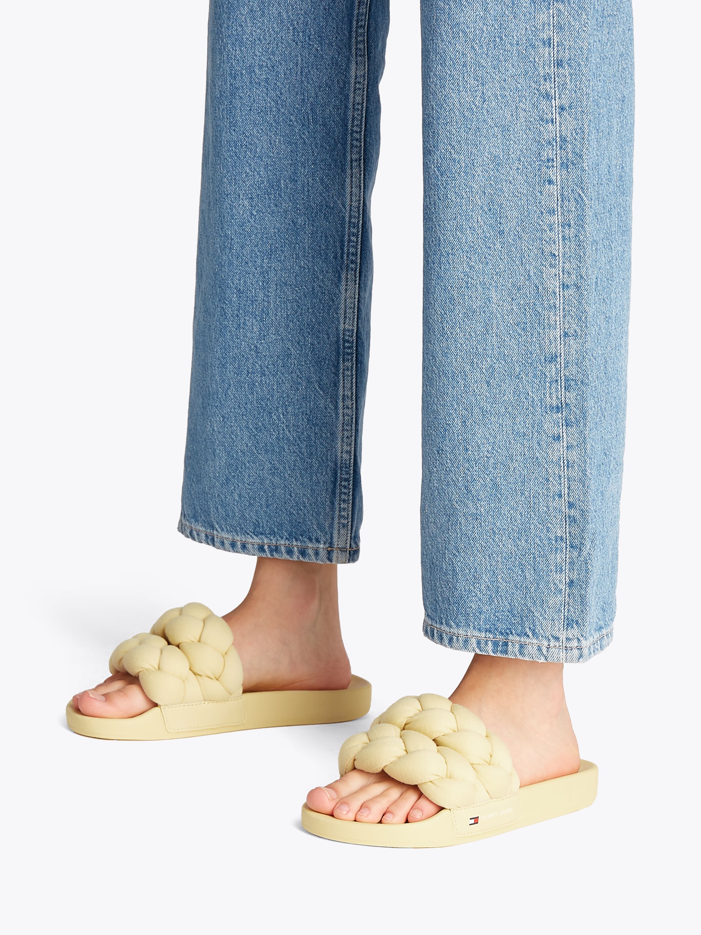 Tommy Jeans Pantolette »TJW BRAIDED SLIDE«, Sommerschuh, Flats, Schlupfschuh, geflochtene, wattierte Bandage