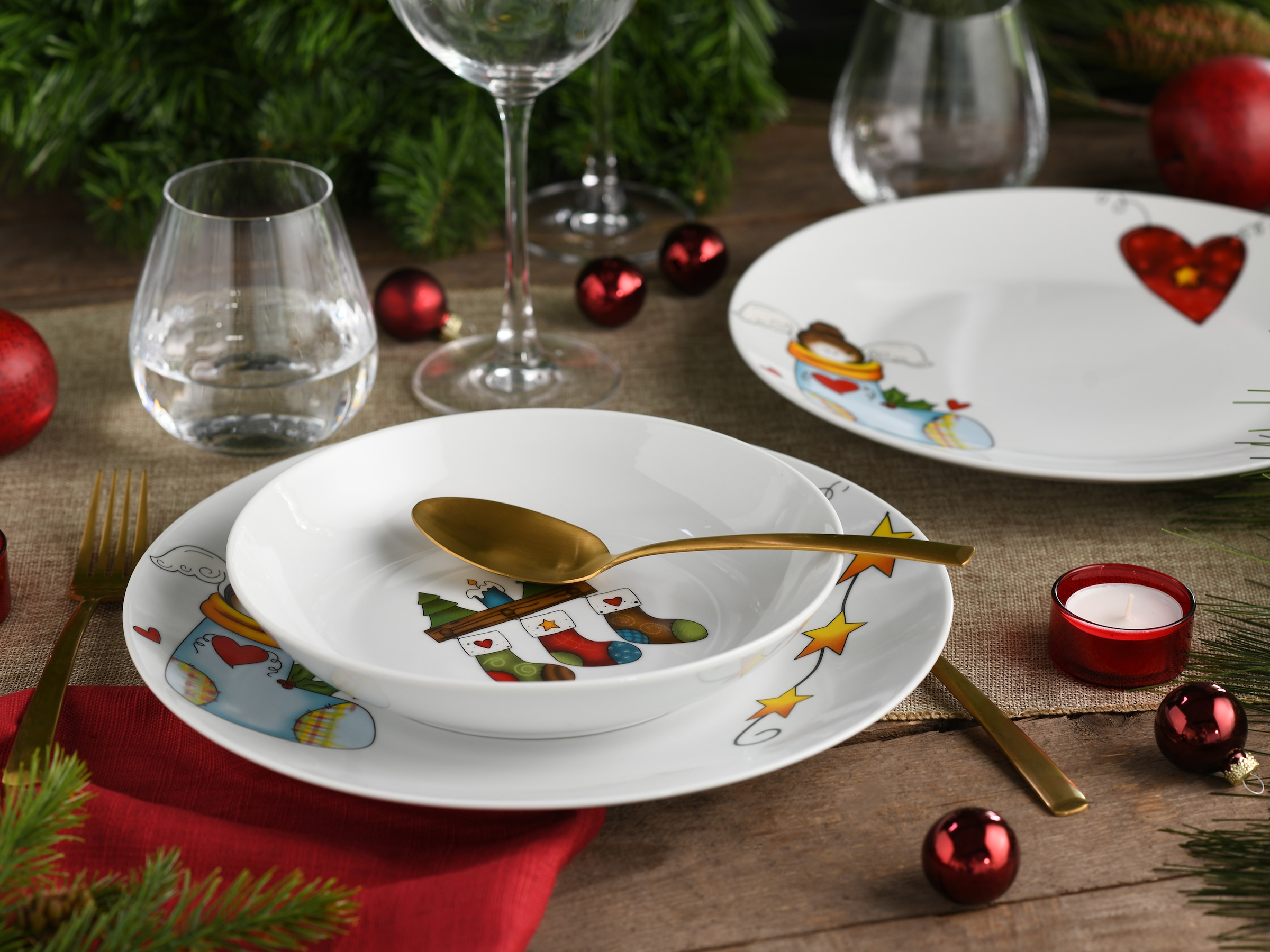 CreaTable Tafelservice »Luna Socken, Tafel-Service 12-tlg« Teller Set, Winterlicher Dekor mit lustigen Sockenmotiven