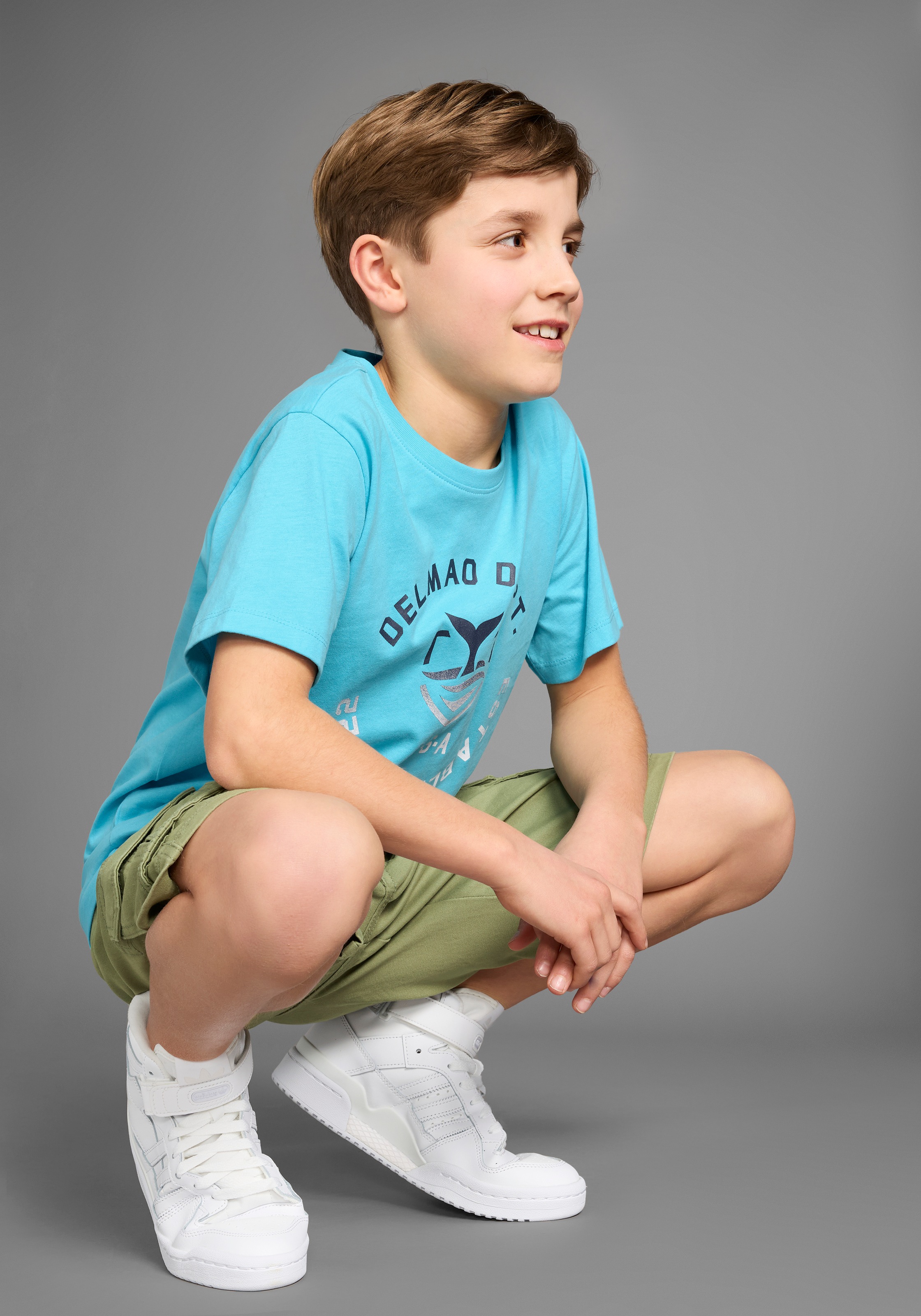 DELMAO T-Shirt »mit Logo-Print für Jungen«, Kurzarm, Basic-Passform, mit Logodruck, Rundhalsausschnitt