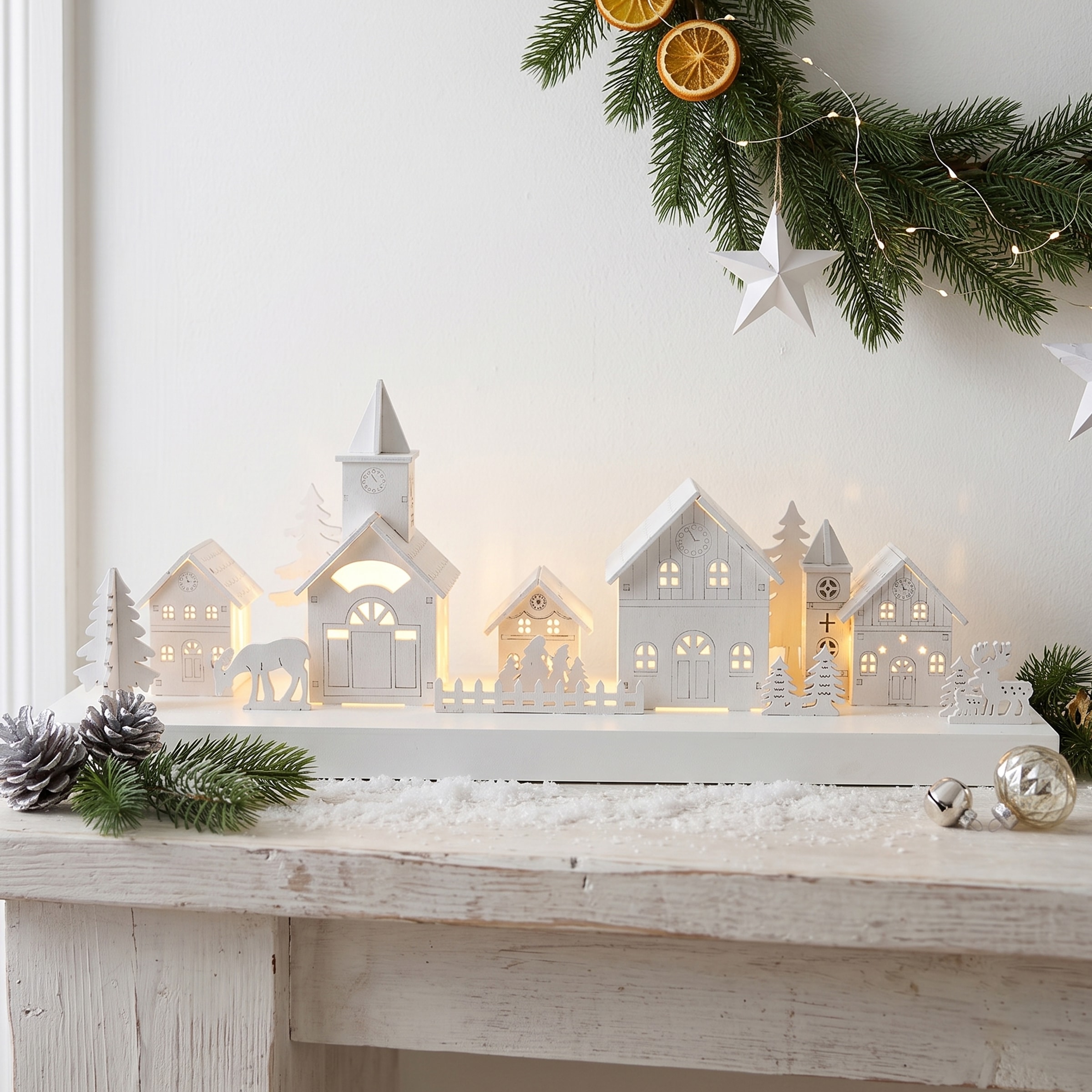 OTTO home Weihnachtsdorf »mit LED-Beleuchtung« weißes Dorf, extra Anhänger, Höhe 17 cm