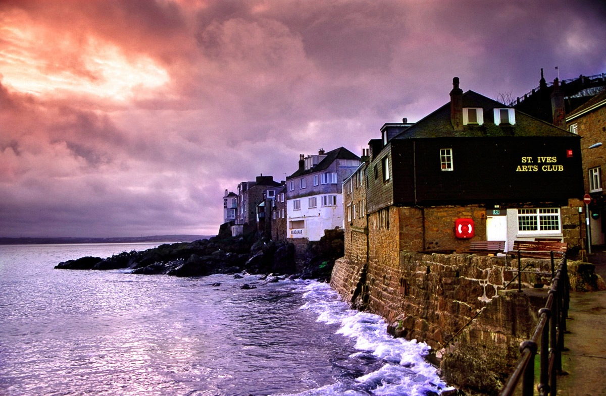 Papermoon, Fototapete »Stadt am Wasser«, bunt, Vlies, B/L: 4 m m x 2,6 m m - Bahnen: 8 Stk. St., bunt