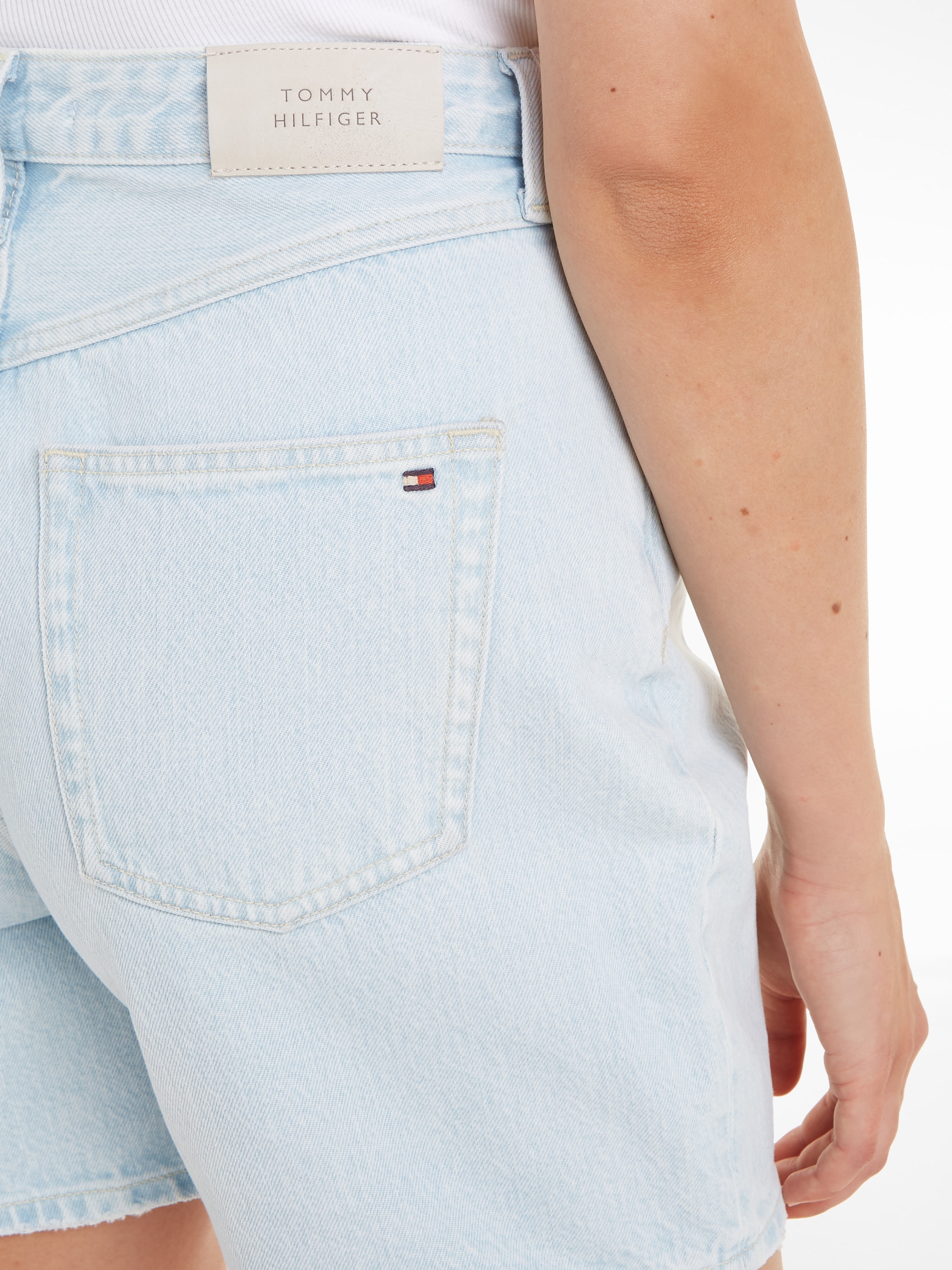 Tommy Hilfiger Shorts »DNM STRAIGHT SHORT HW LOLA«, mit Markenlabel