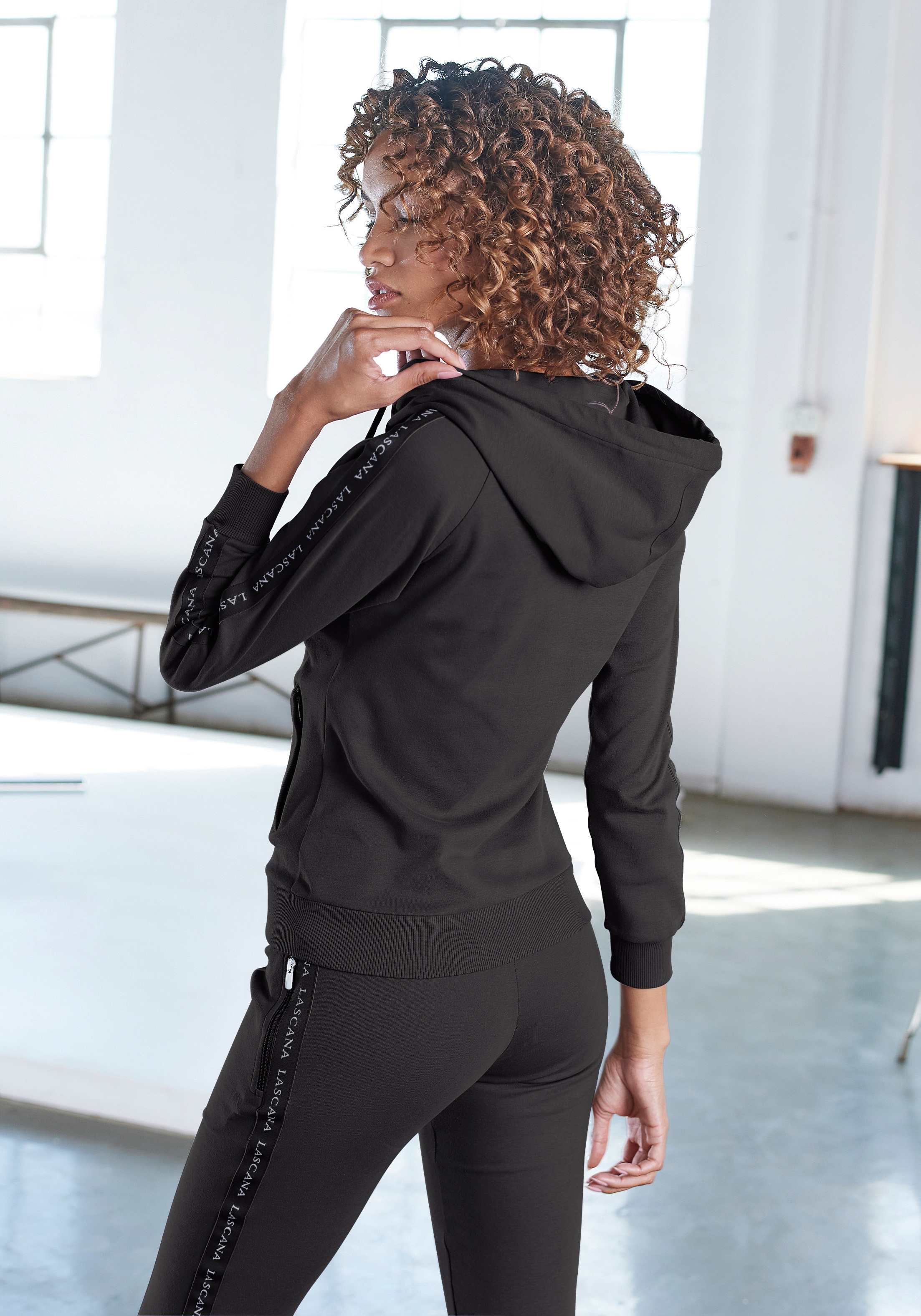 LASCANA ACTIVE Trainingsjacke, Tape bei Ärmeln ♕ den mit mit Kapuze, an Logo