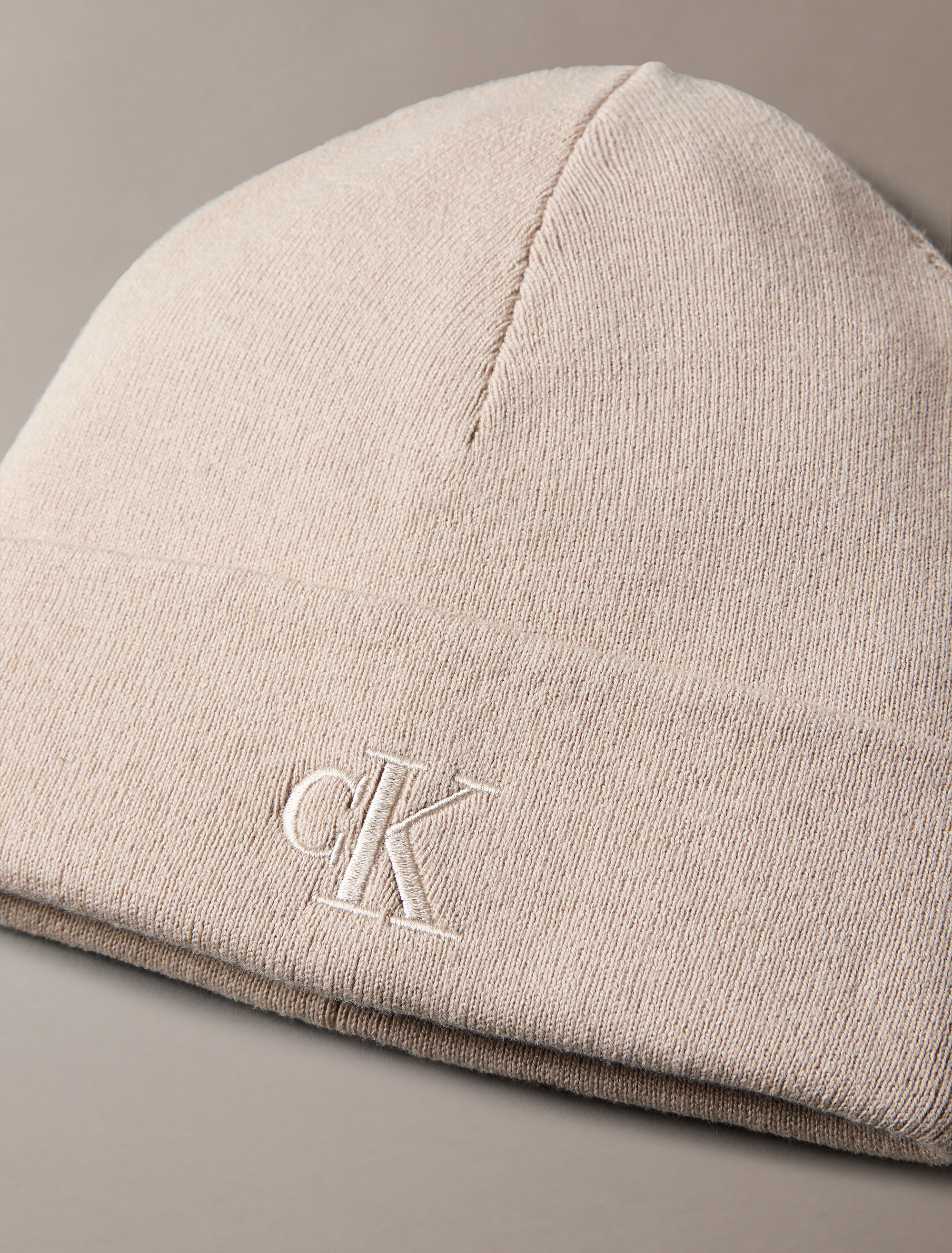 Calvin Klein Strickmütze »CK FINE RIB BEANIE«, Perfekt für den Alltag