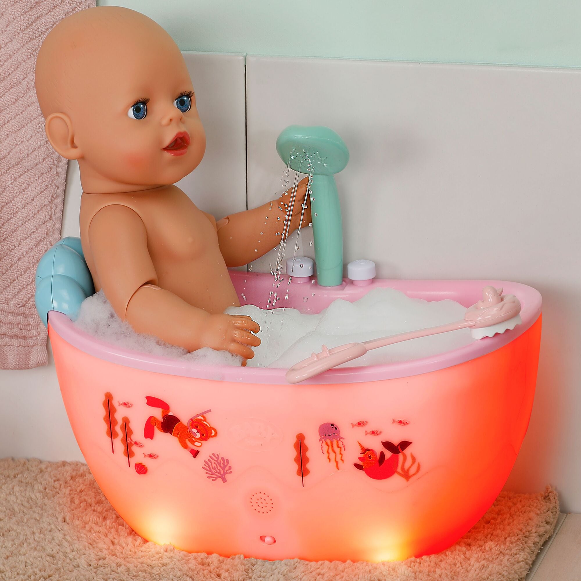 Baby Born Babypuppe »Emma Click & Play 43cm« mit Click-&-Play: Hält Fläschchen und Löffel selbst - ohne Batterien