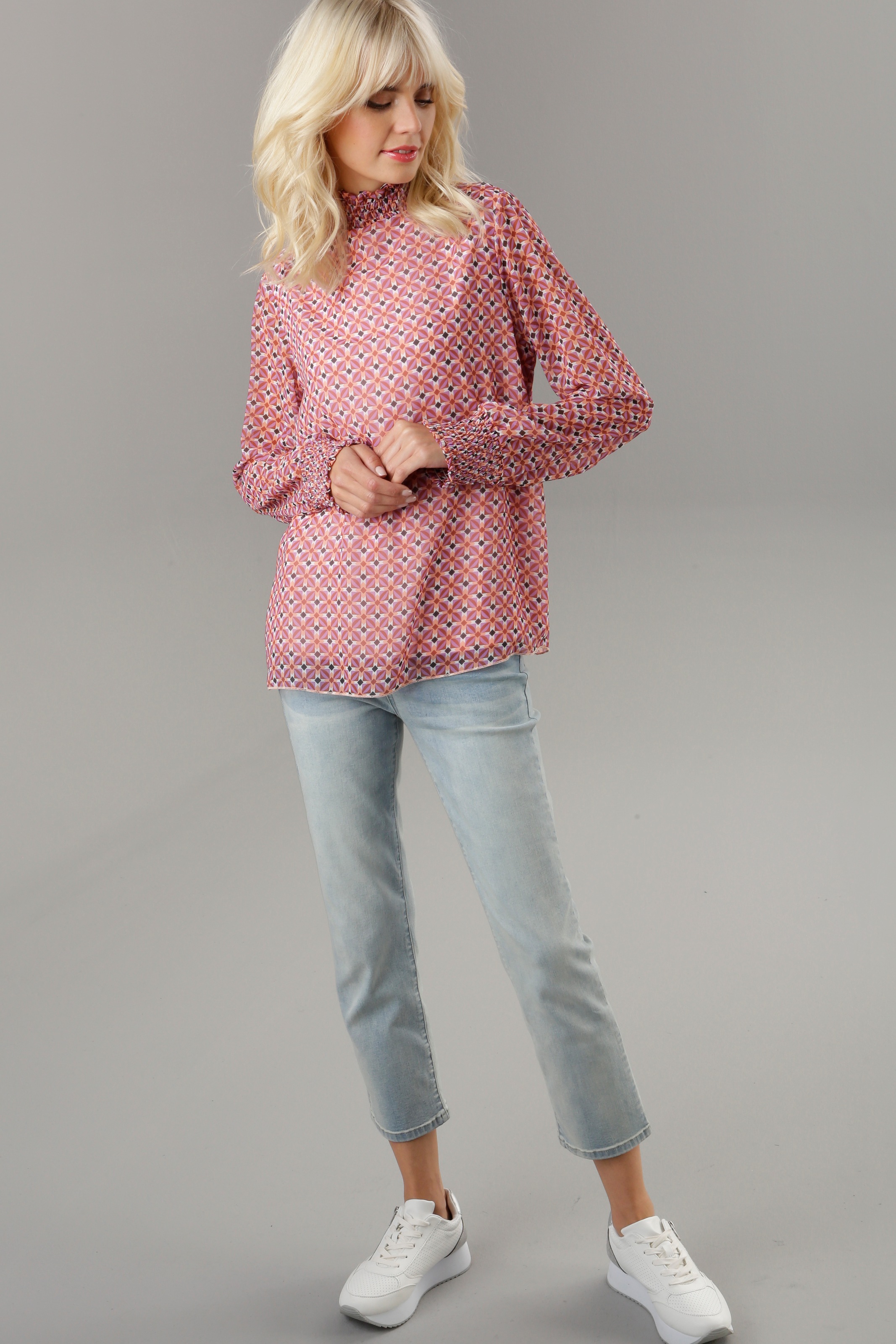 Aniston SELECTED Chiffonbluse, mit geometrischem Muster und Smokbündchen  bei ♕