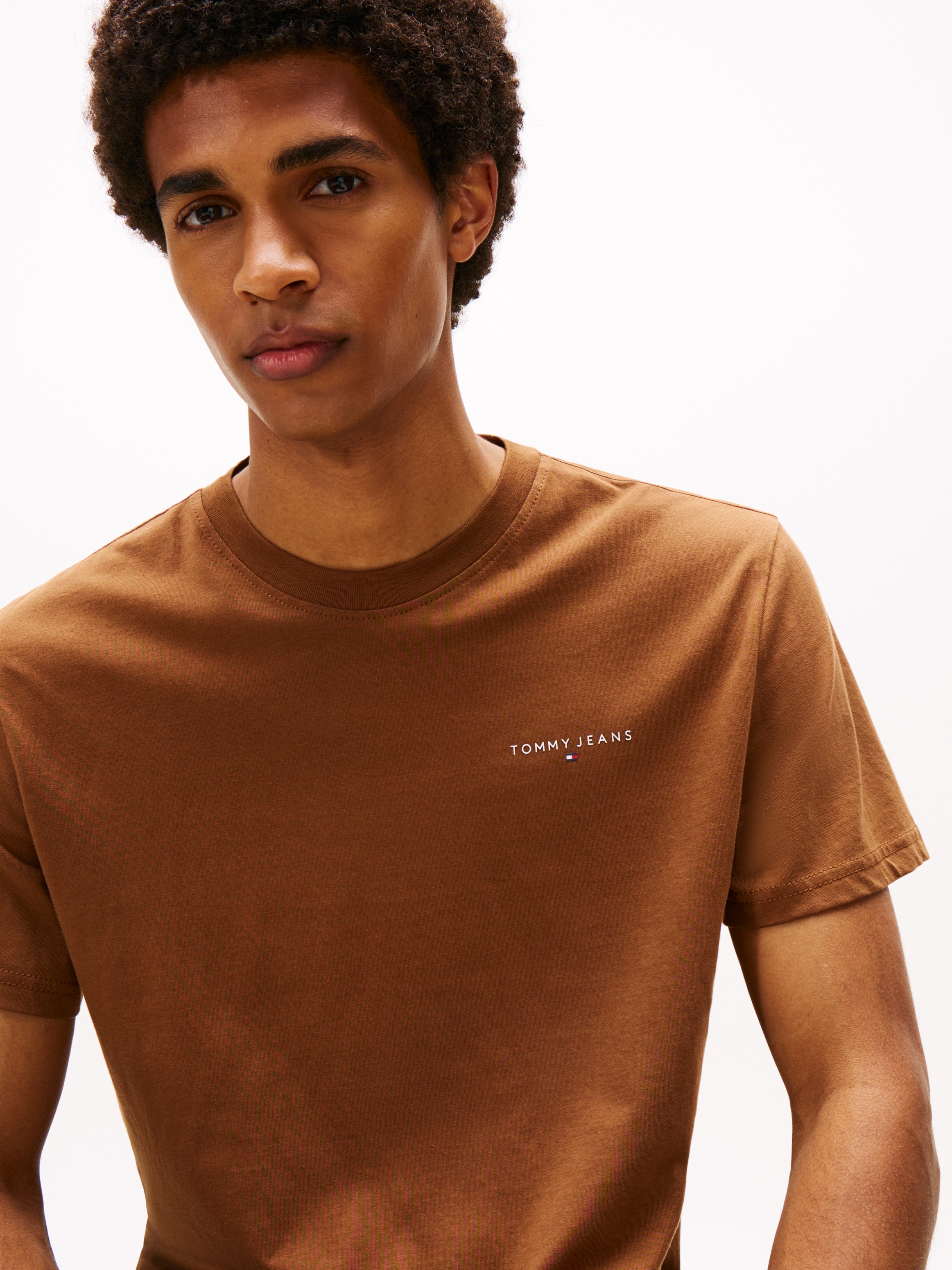 Tommy Jeans T-Shirt »TJM SLIM LINEAR CHEST TEE EXT«, Mit Rundhalsausschnitt