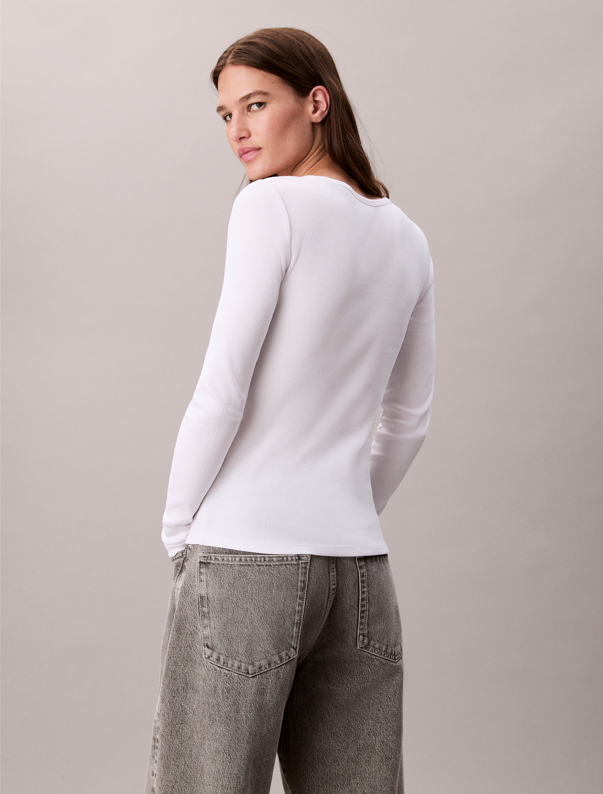 Calvin Klein Jeans Langarmshirt »LS WOVEN LABEL 2X2 RIB SCOOP NEC«, Mit Rundhalsausschnitt, regular fit
