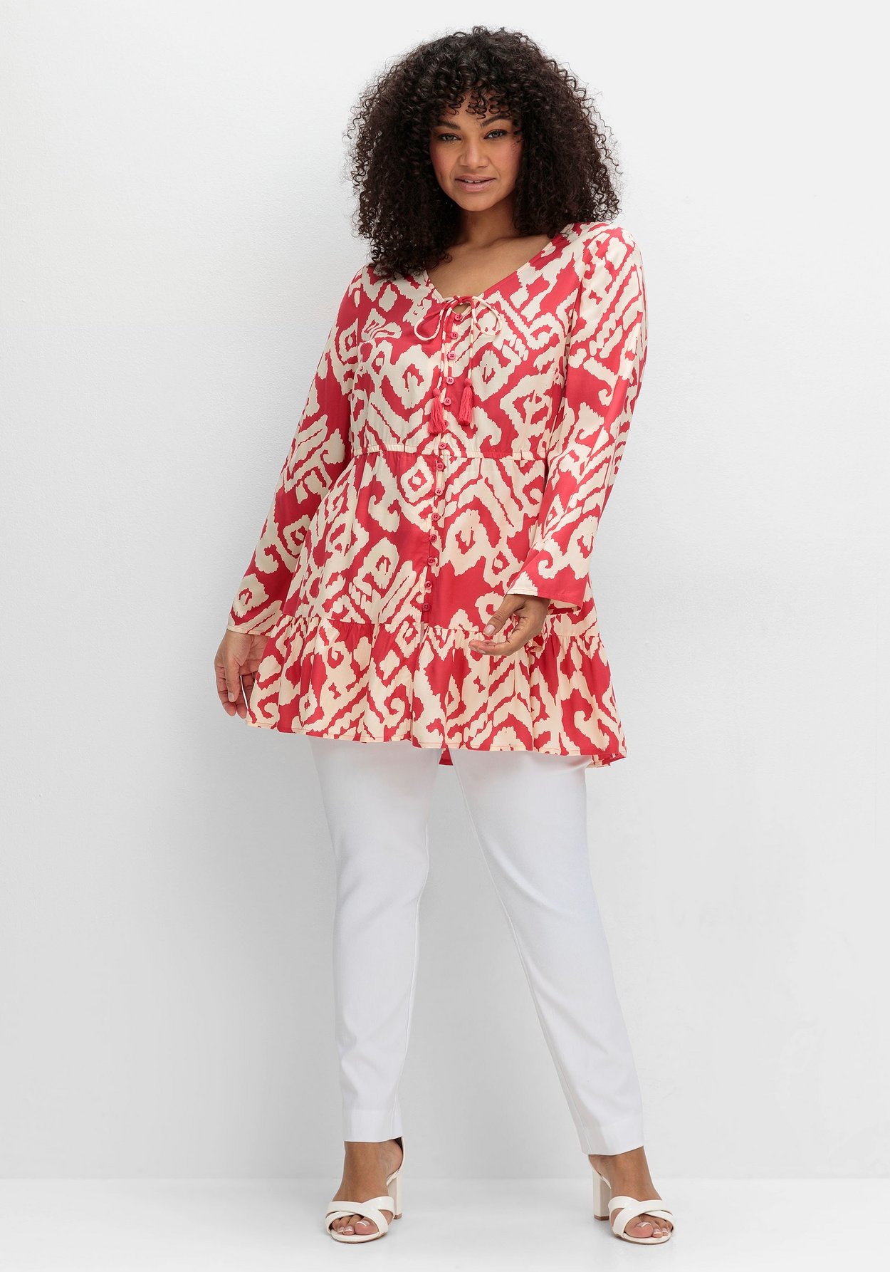 Sheego Longbluse »Ausgestellte Bluse mit Grafikprint und Volant am Saum«
