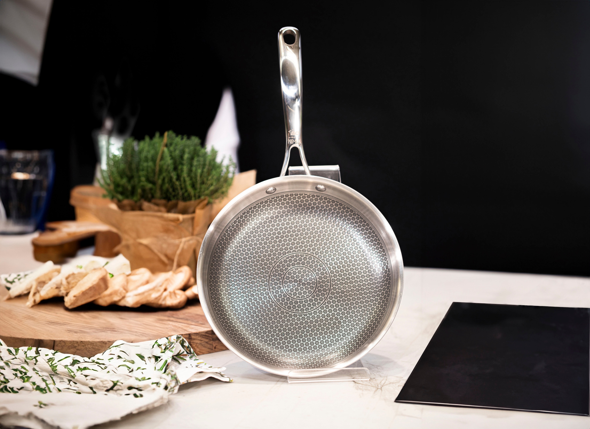 Elo Premium Bratpfanne »Relief Evolution« Edelstahl 18/10 1 tlg. tlg. einzigartiges Öl Dosiersystem, Induktion