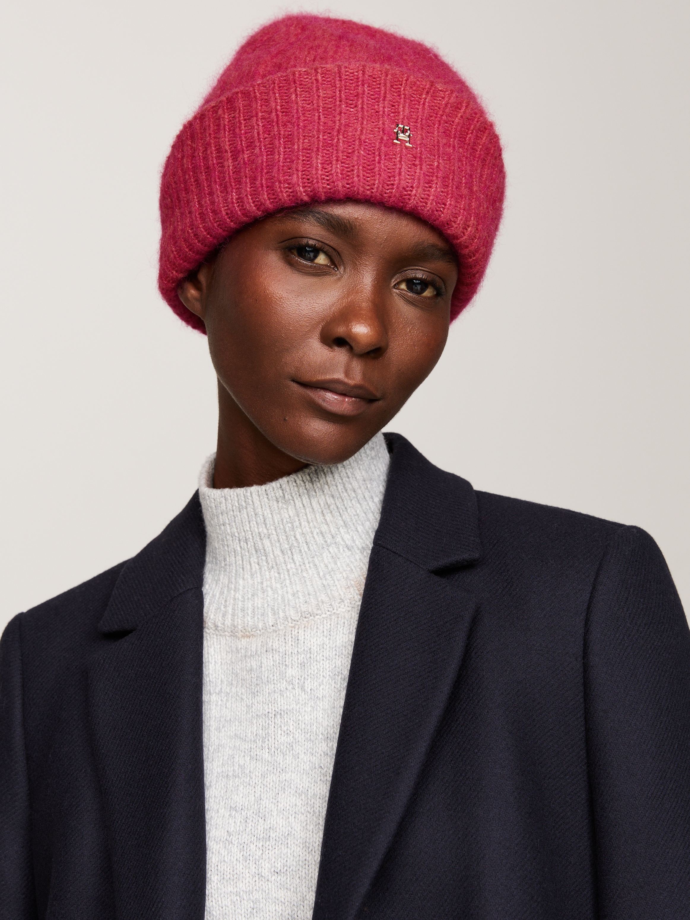 Tommy Hilfiger Beanie »TH TIMELESS BEANIE«, mit Monogramm-Emblem