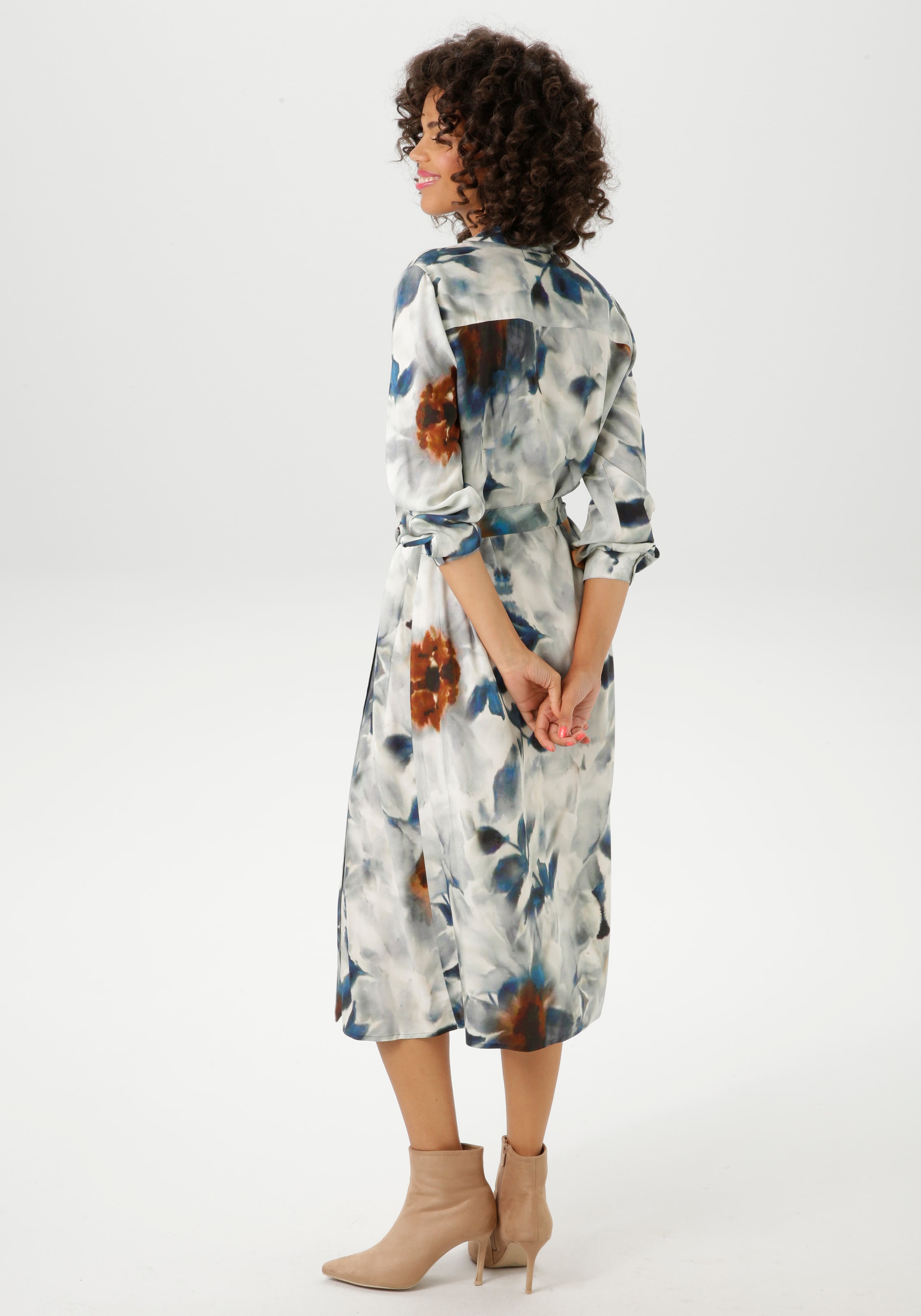 Aniston CASUAL Blusenkleid, mit fantasievollem Blätterdruck im Batik-Dessin